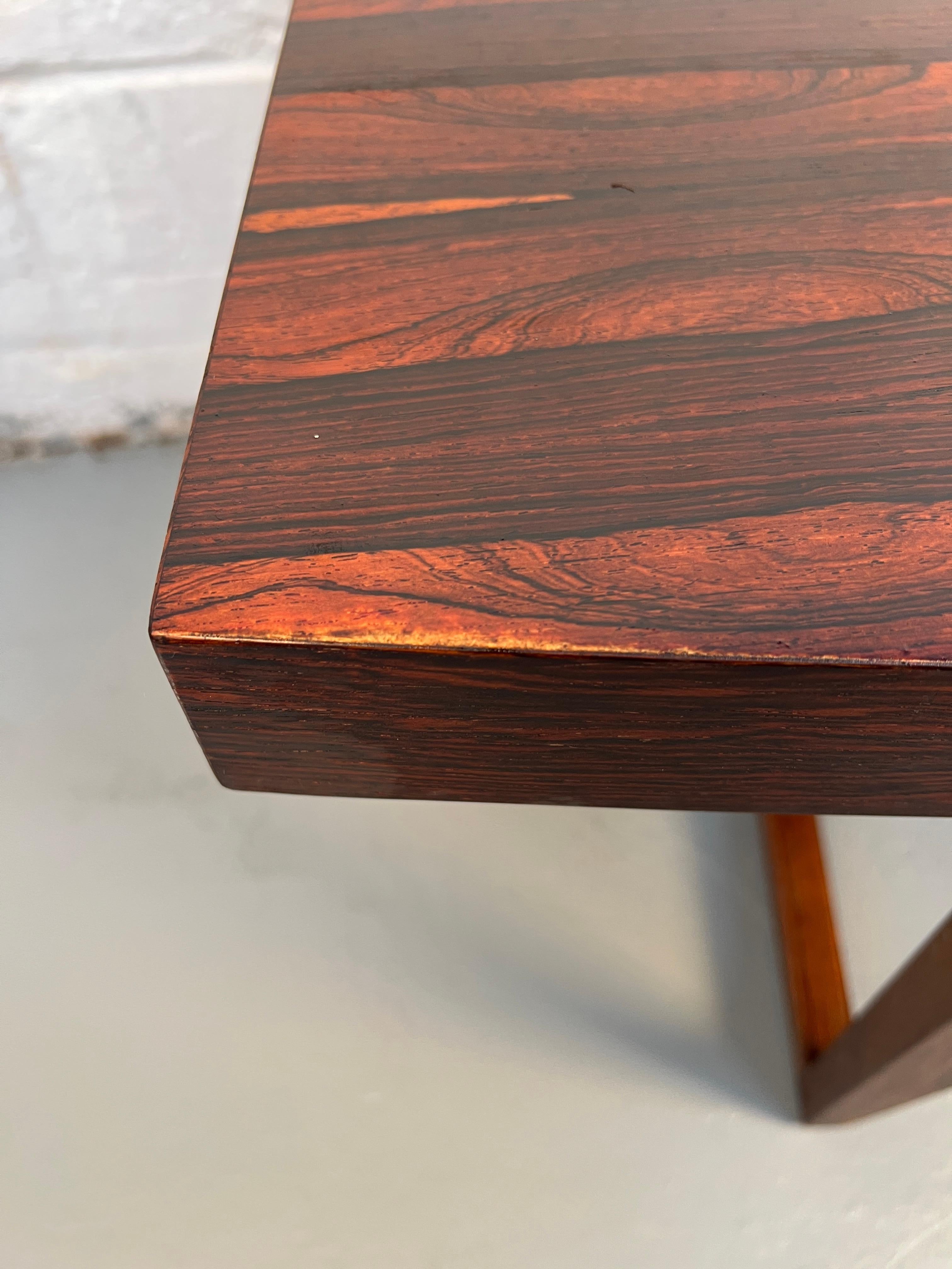 Bois de rose Table basse incurvée en palissandre danois en vente