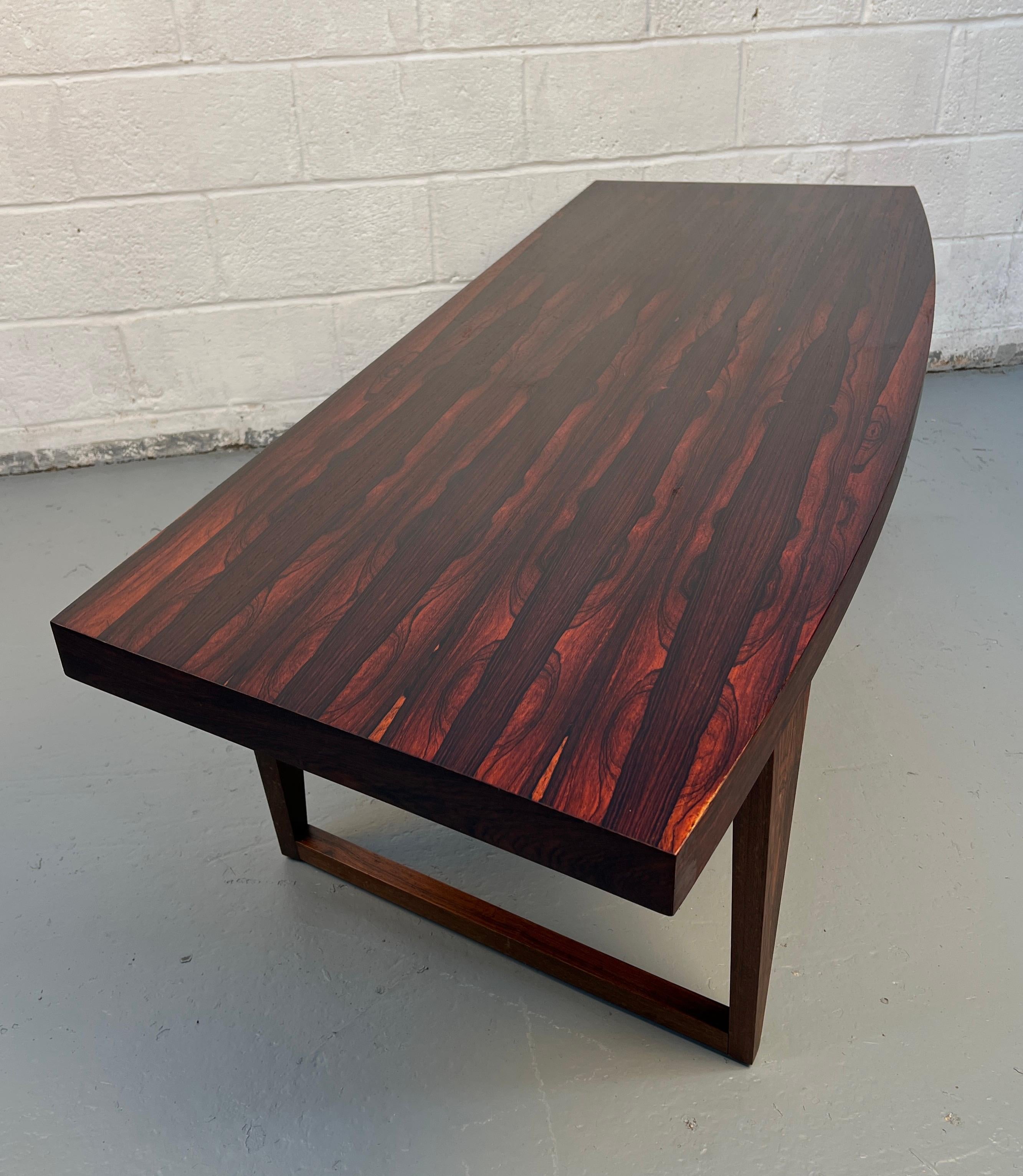 Table basse incurvée en palissandre danois en vente 1