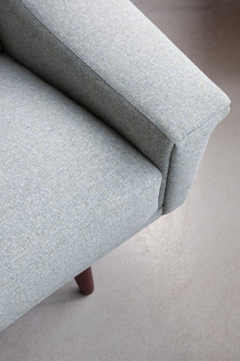 Geschwungenes dänisches Sofa Entworfen von Georg Thams für Vejen Polstermøbelfabrik im Angebot 7