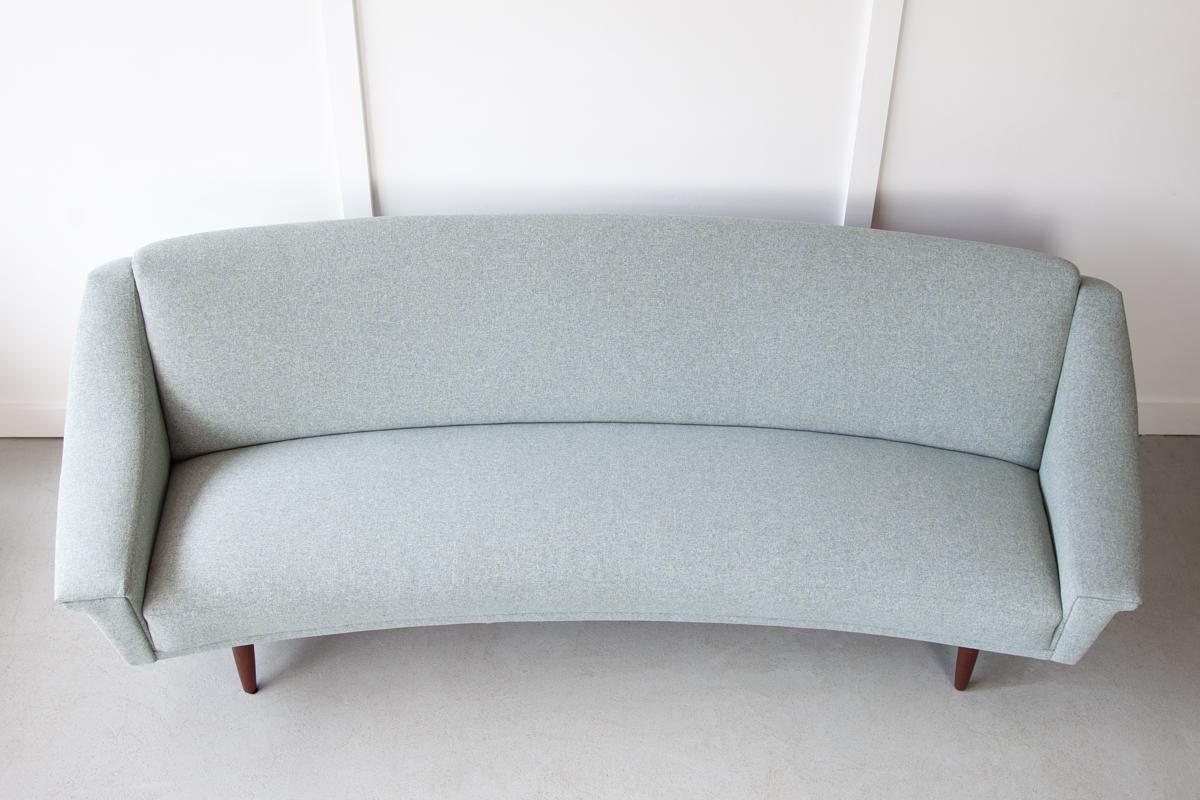 Geschwungenes dänisches Sofa Entworfen von Georg Thams für Vejen Polstermøbelfabrik (Moderne der Mitte des Jahrhunderts) im Angebot