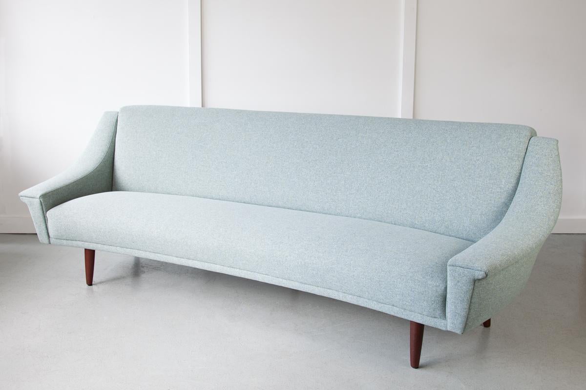 Geschwungenes dänisches Sofa Entworfen von Georg Thams für Vejen Polstermøbelfabrik (Dänisch) im Angebot