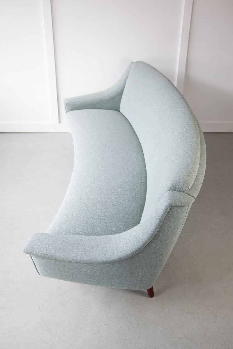 Geschwungenes dänisches Sofa Entworfen von Georg Thams für Vejen Polstermøbelfabrik im Zustand „Gut“ im Angebot in Bristol, GB