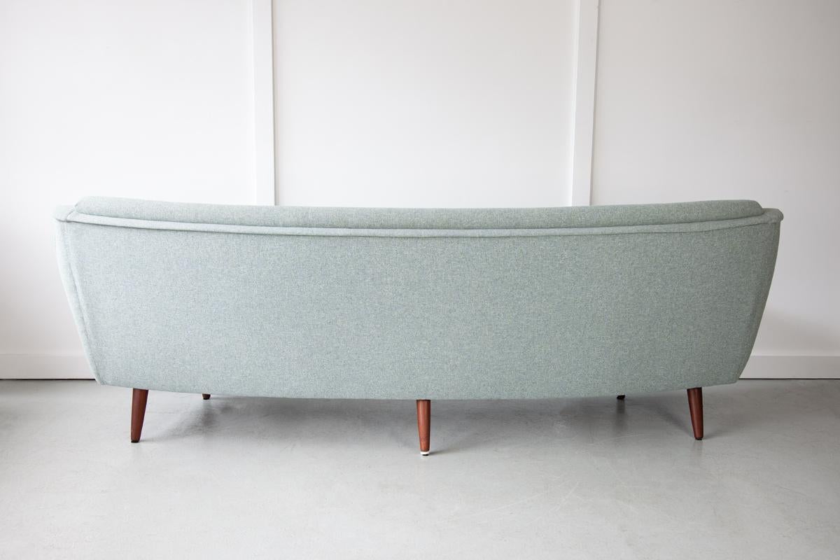 Linen Curved Danish Sofa Designed by Georg Thams for Vejen Polstermøbelfabrik For Sale