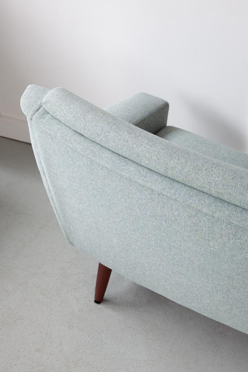 Geschwungenes dänisches Sofa Entworfen von Georg Thams für Vejen Polstermøbelfabrik (Leinen) im Angebot