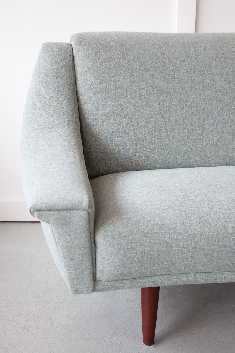 Geschwungenes dänisches Sofa Entworfen von Georg Thams für Vejen Polstermøbelfabrik im Angebot 1