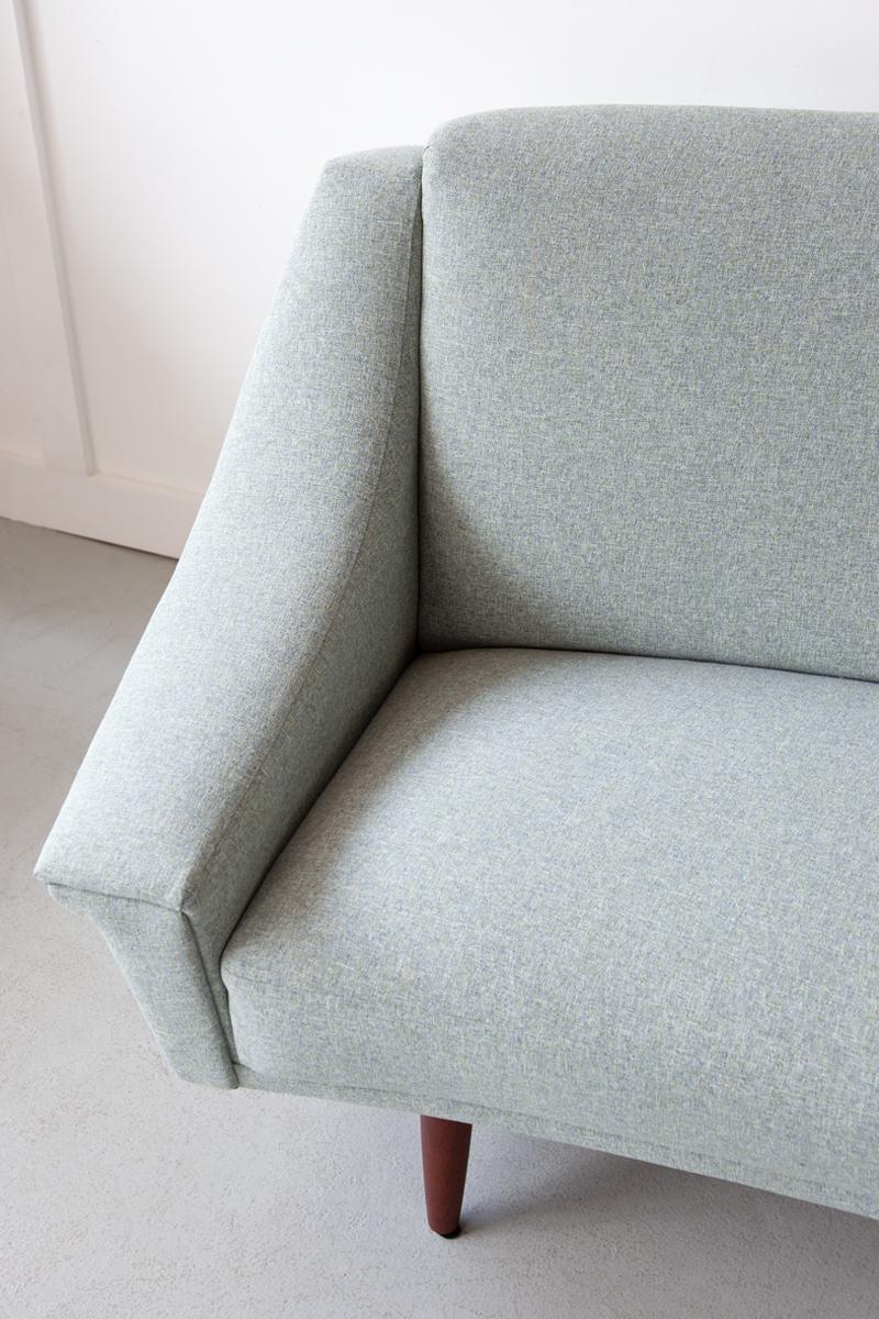 Geschwungenes dänisches Sofa Entworfen von Georg Thams für Vejen Polstermøbelfabrik im Angebot 2