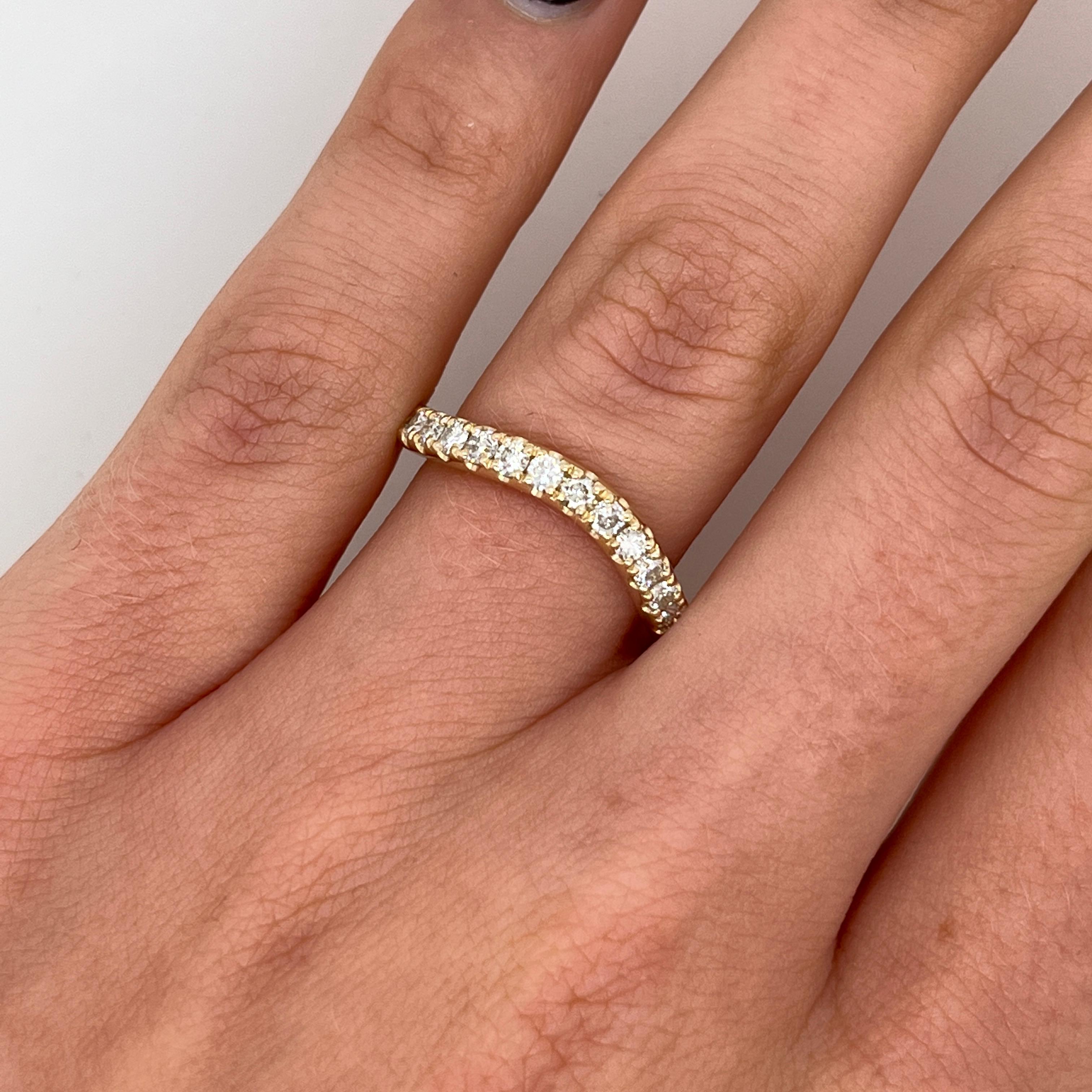 Gebogener 3/4-Diamant-Ewigkeitsring, gefasst in 9 Karat Gelbgold (Rundschliff) im Angebot