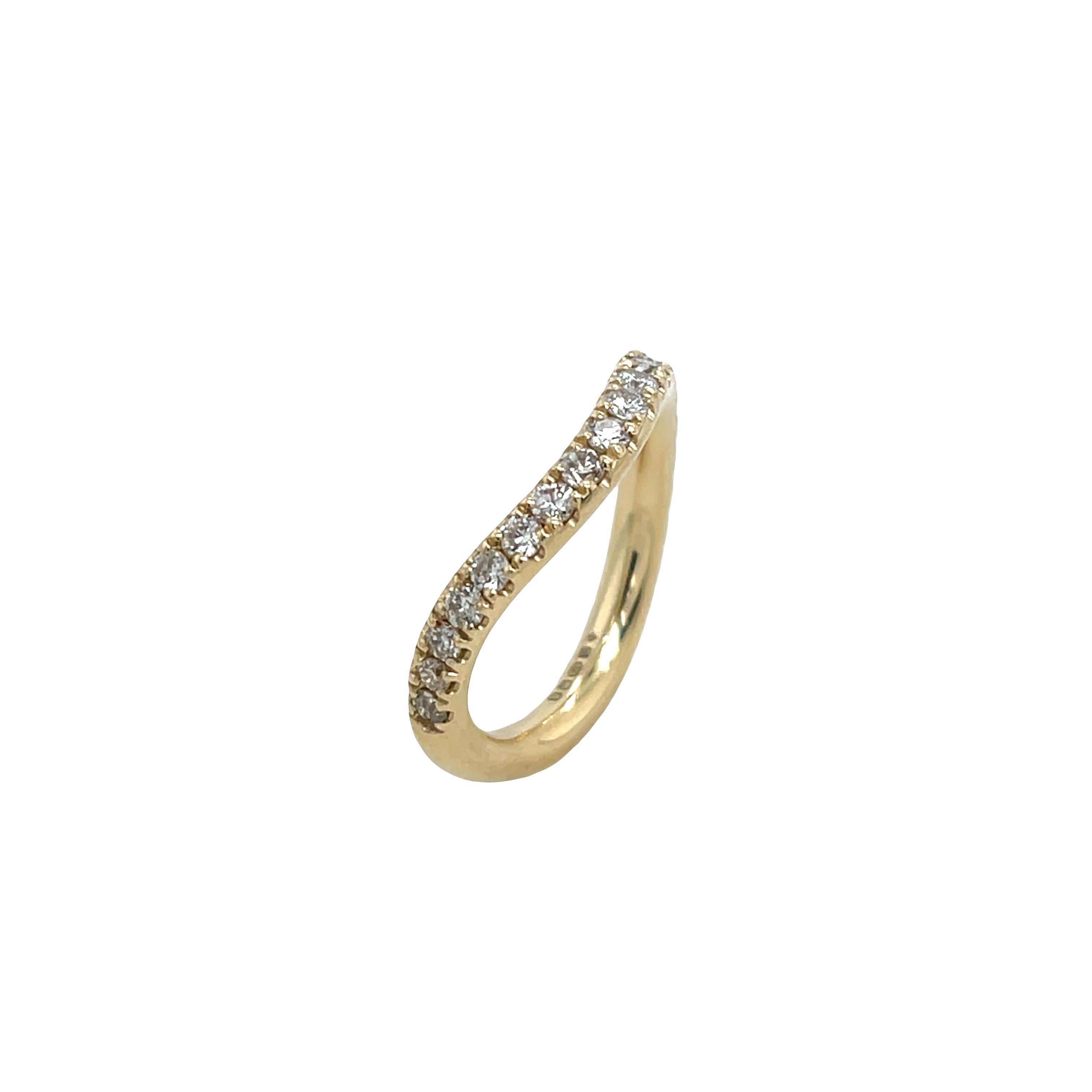 Gebogener 3/4-Diamant-Ewigkeitsring, gefasst in 9 Karat Gelbgold im Zustand „Neu“ im Angebot in London, GB