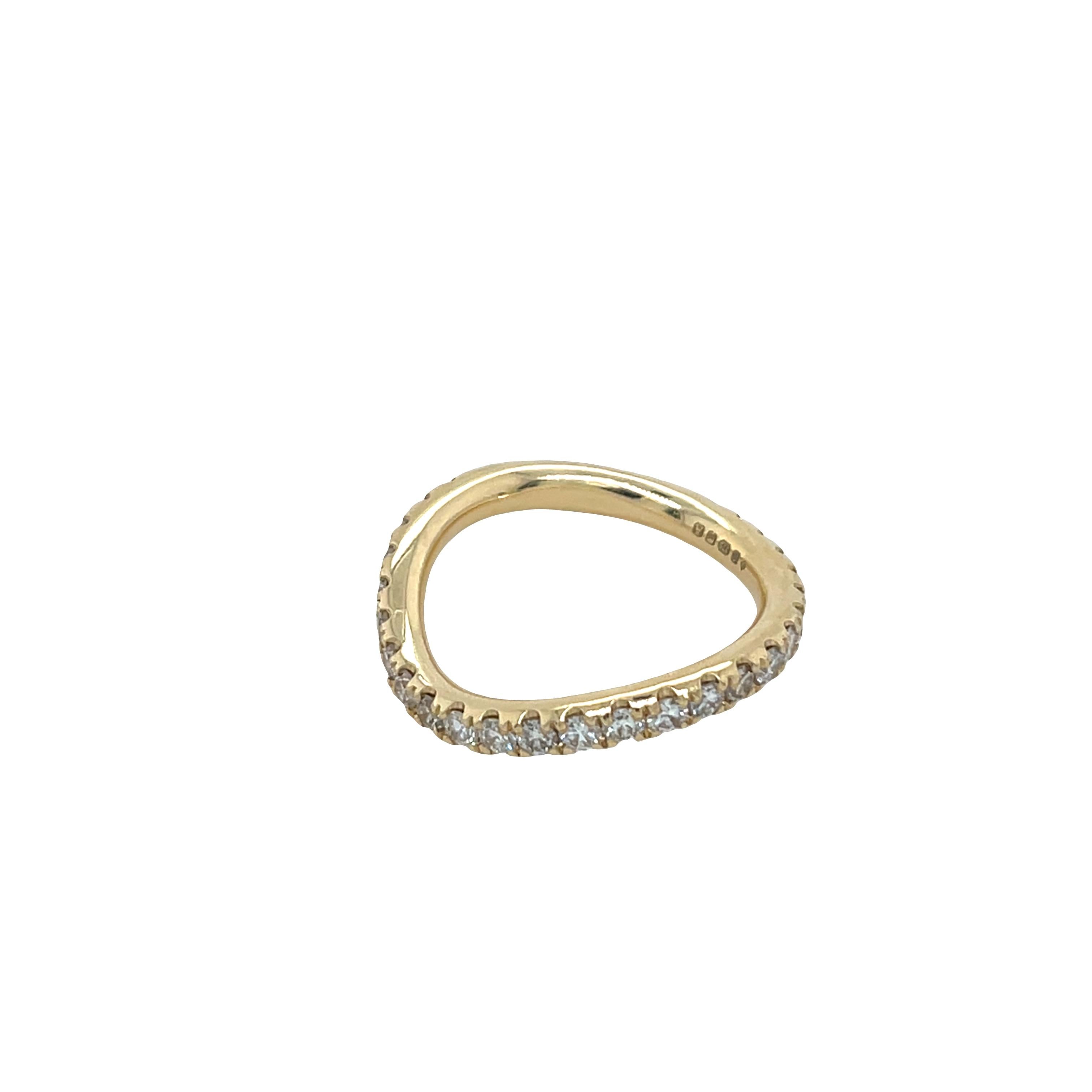 Gebogener 3/4-Diamant-Ewigkeitsring, gefasst in 9 Karat Gelbgold im Angebot 1