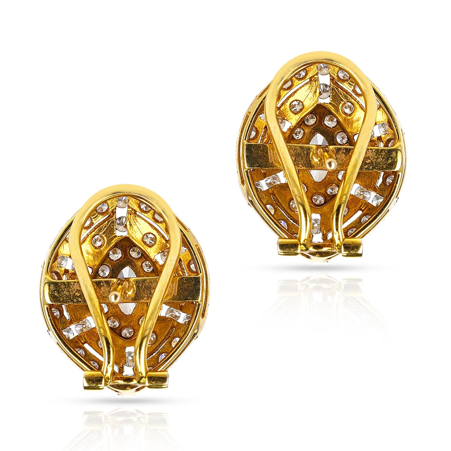 Curved Diamond and Yellow Gold Earrings, 18 Karat, Part of Earring Set In Excellent Condition In New York, NY