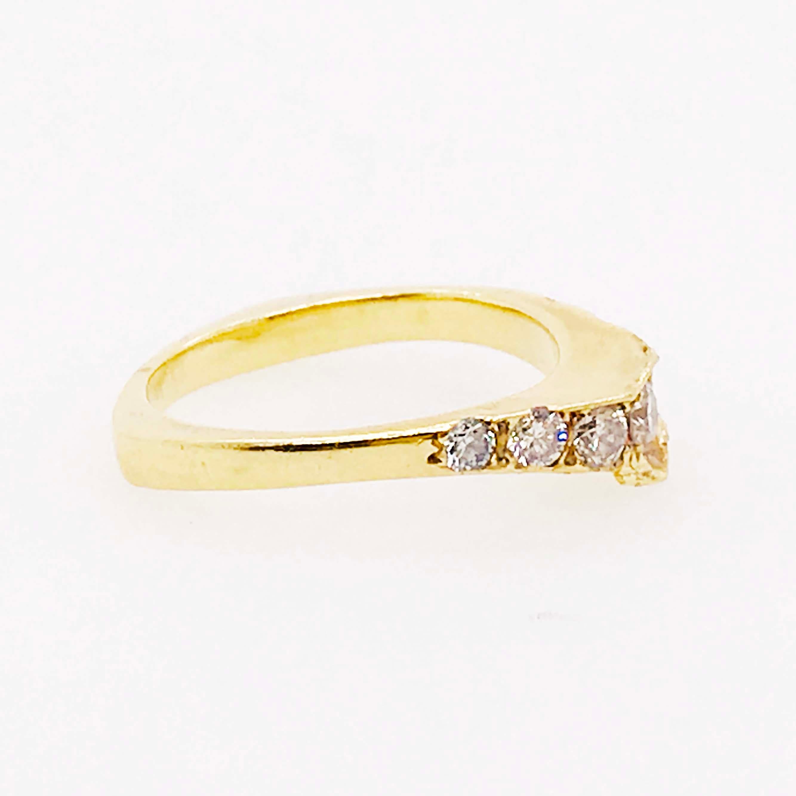 Curved Diamond Ring, 0.30 Carat Diamond, Estate Diamond Wedding Band 18K Gold In Excellent Condition For Sale In Austin, TX