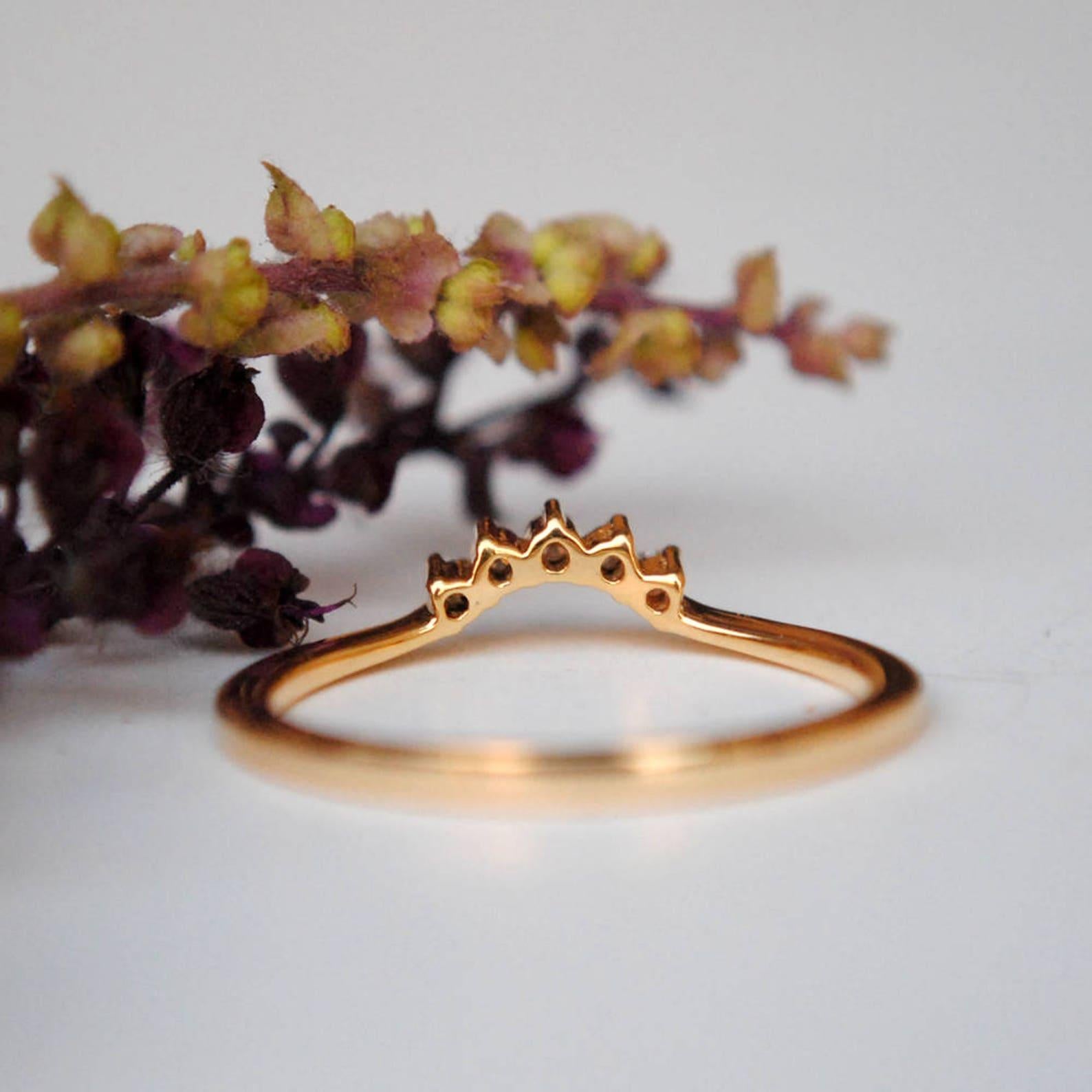 Art Déco Fascia nuziale con diadema di diamanti curvo in oro 14k Anello impilabile con diamanti naturali per lei in vendita