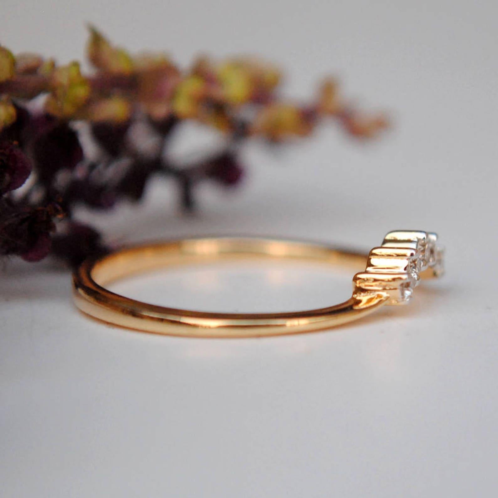 Taglio rotondo Fascia nuziale con diadema di diamanti curvo in oro 14k Anello impilabile con diamanti naturali per lei in vendita