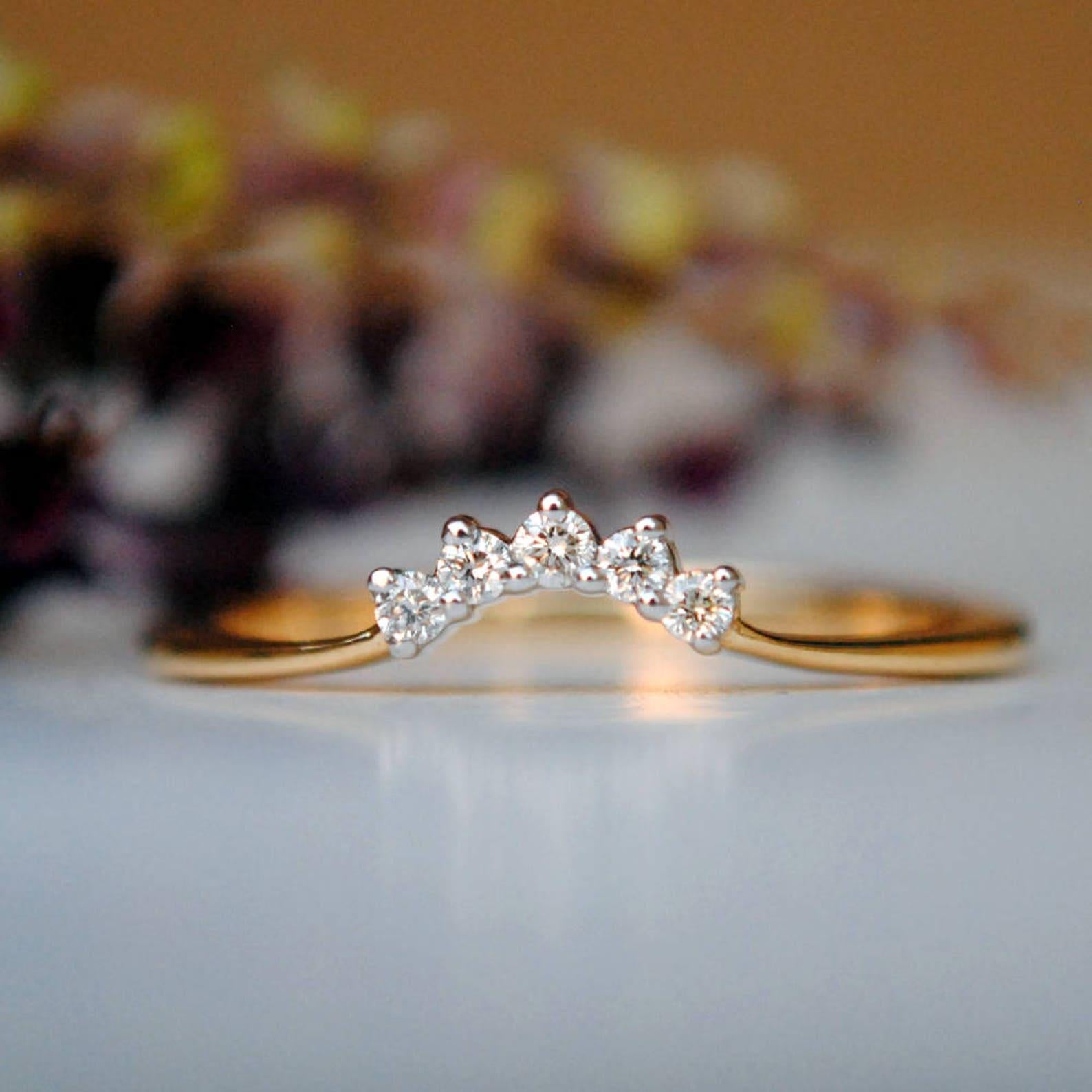 Fascia nuziale con diadema di diamanti curvo in oro 14k Anello impilabile con diamanti naturali per lei In condizioni Nuovo in vendita a Chicago, IL