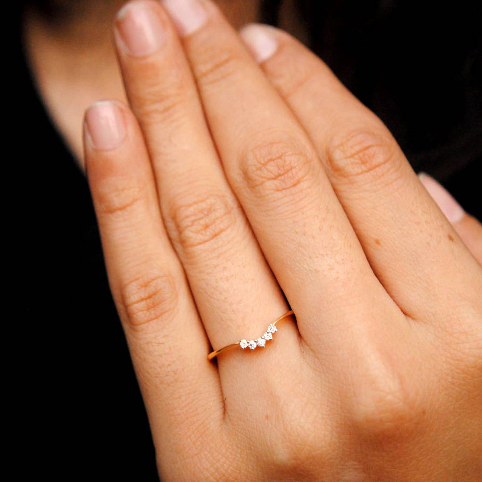 da uomo o donna Fascia nuziale con diadema di diamanti curvo in oro 14k Anello impilabile con diamanti naturali per lei in vendita