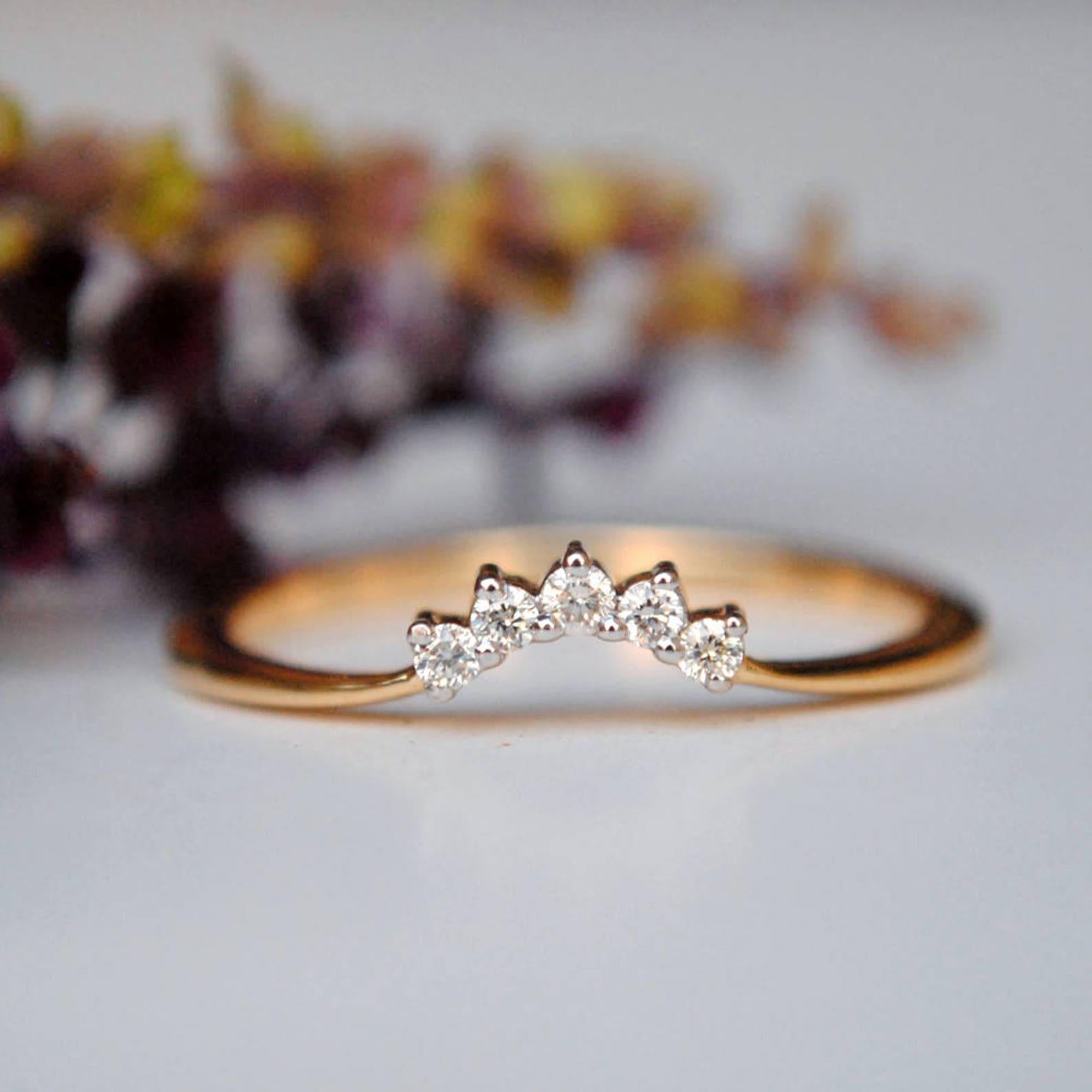 Fascia nuziale con diadema di diamanti curvo in oro 14k Anello impilabile con diamanti naturali per lei in vendita 1
