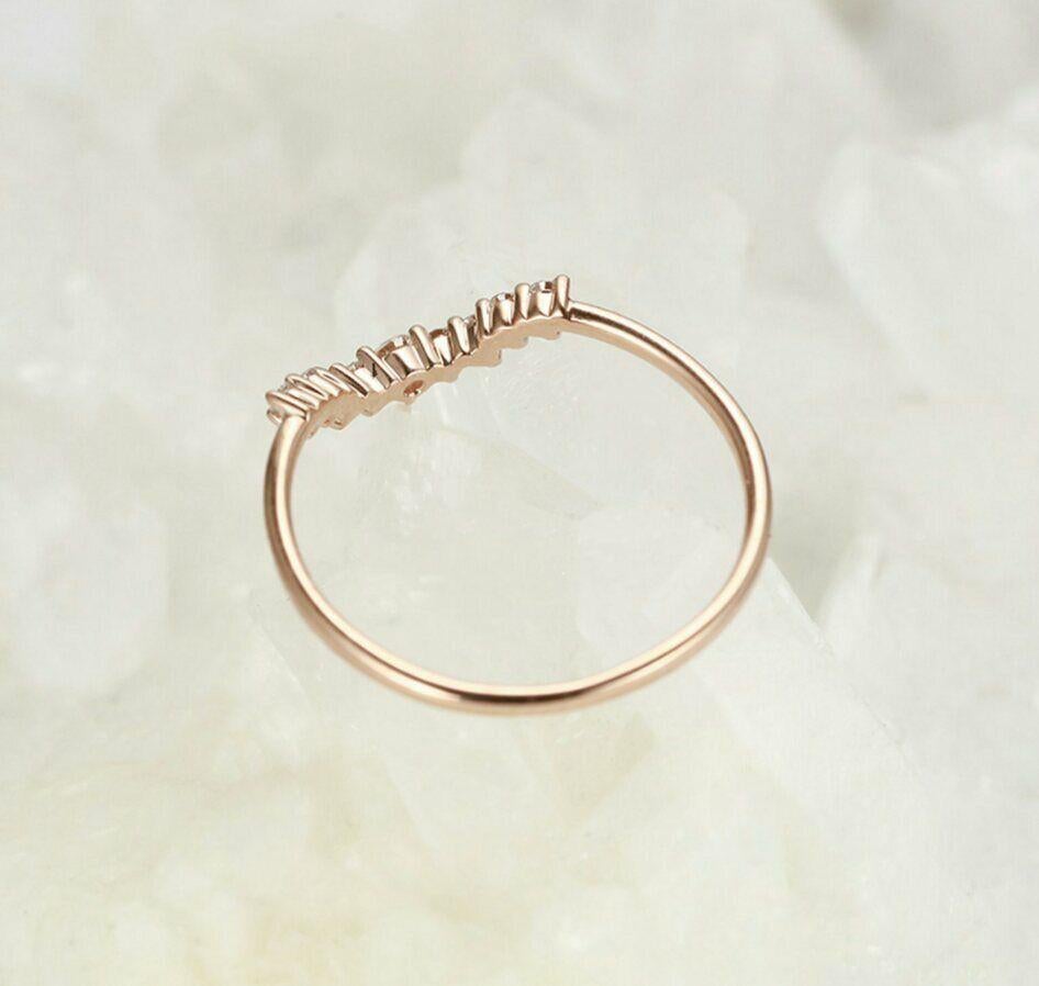 Verlobungsring aus Roségold mit geschwungenem Diamanten NS9 (Rundschliff) im Angebot