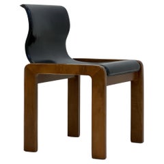 Curved dining chair in leather and wood, attributed to A&T Scarpa. Italy, 1970s