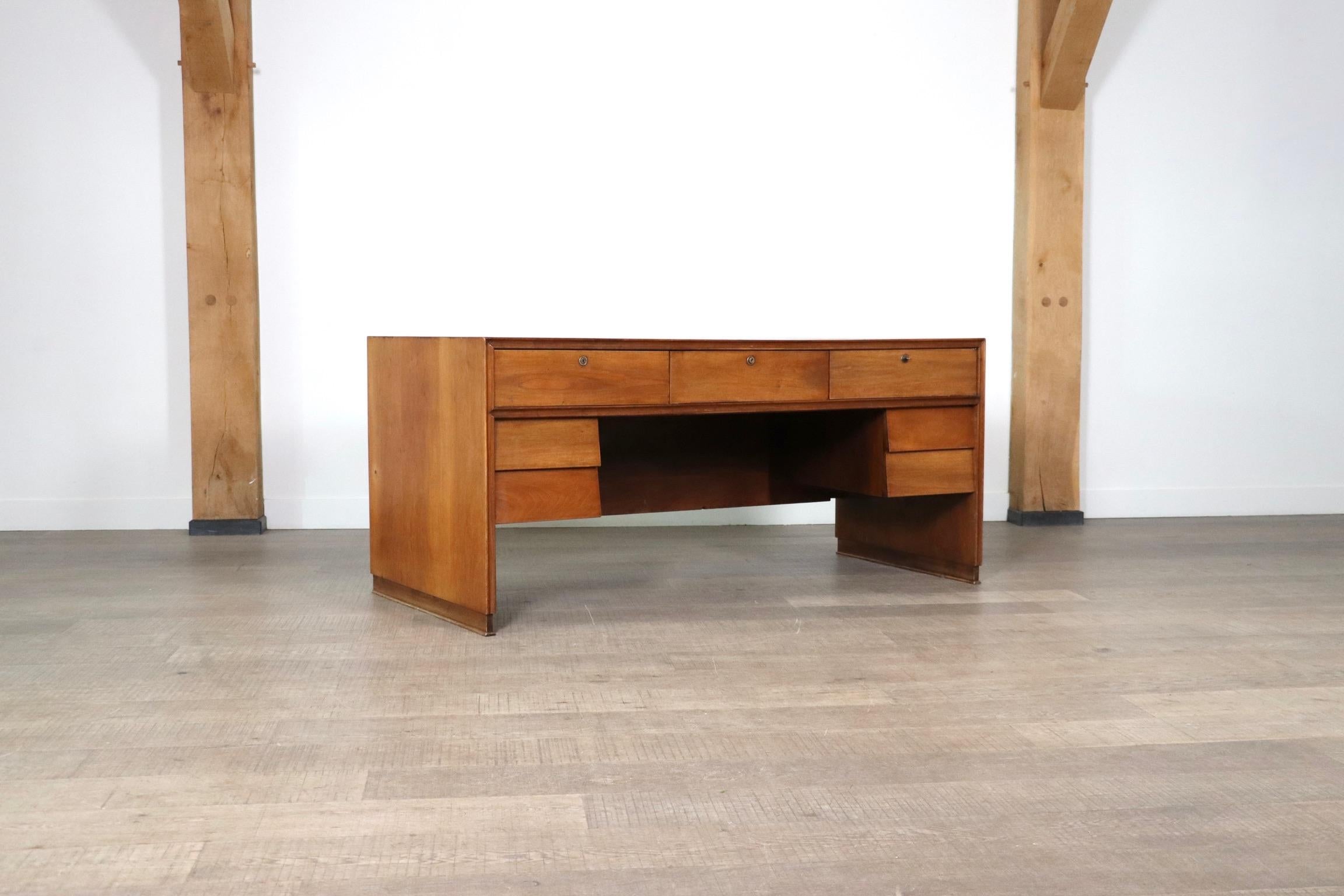 Gebogener Schreibtisch in Nussbaum, Italien 1940er Jahre im Angebot 6