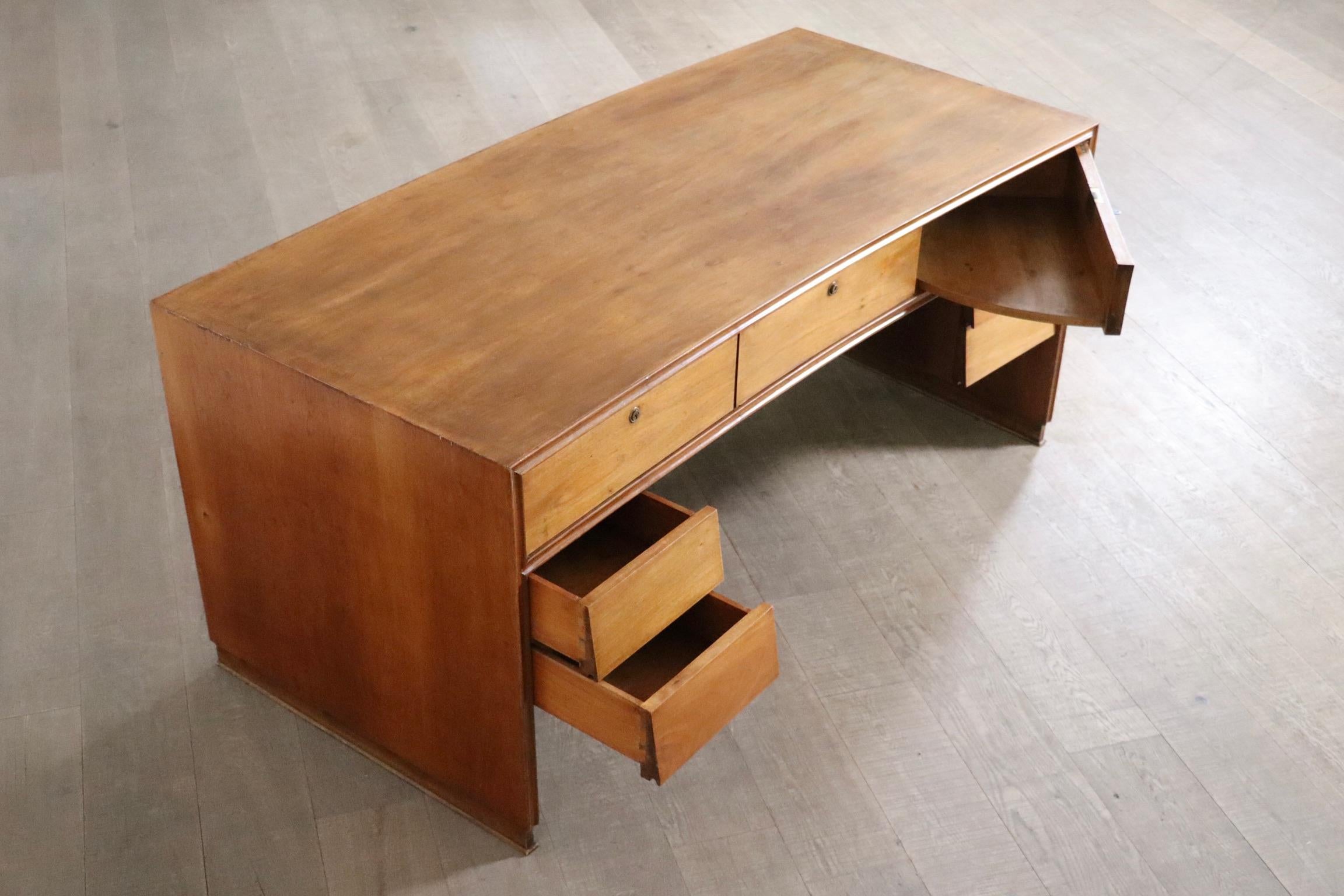 Gebogener Schreibtisch in Nussbaum, Italien 1940er Jahre im Angebot 13
