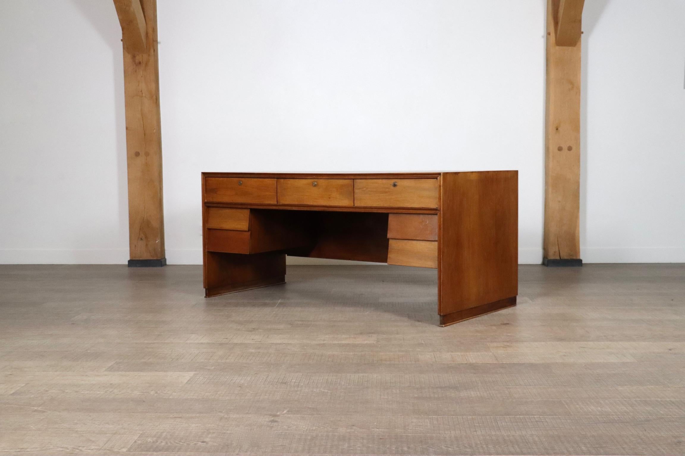 Gebogener Schreibtisch in Nussbaum, Italien 1940er Jahre im Angebot 14