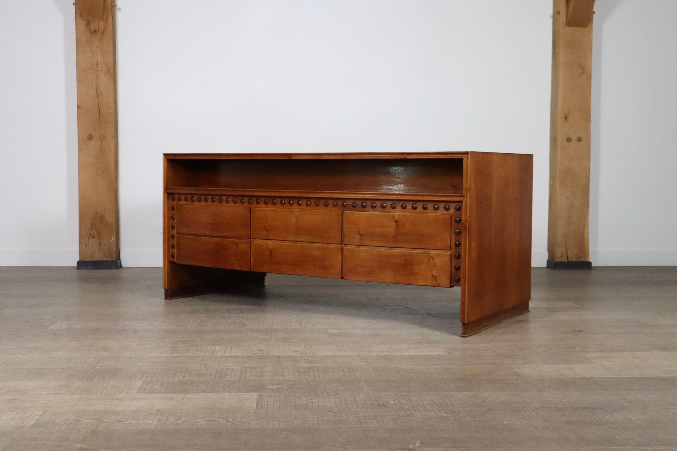 Schöner geschwungener Schreibtisch in Nussbaum mit Holzknaufdetails und handgeschnitzten Schubladen, Italien 1940er Jahre.

Obwohl der Designer und der Hersteller nicht bekannt sind, zeigen diese Details auf dem Schreibtisch echte Handwerkskunst.