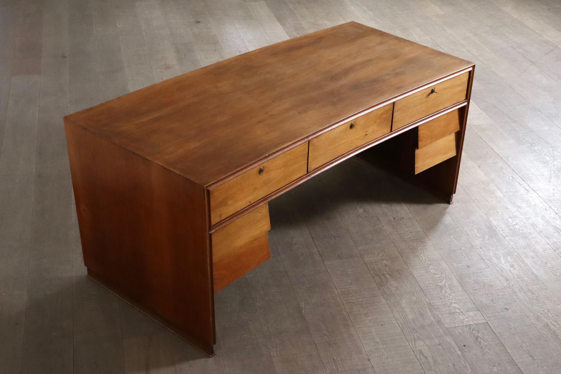 Gebogener Schreibtisch in Nussbaum, Italien 1940er Jahre im Zustand „Gut“ im Angebot in ABCOUDE, UT