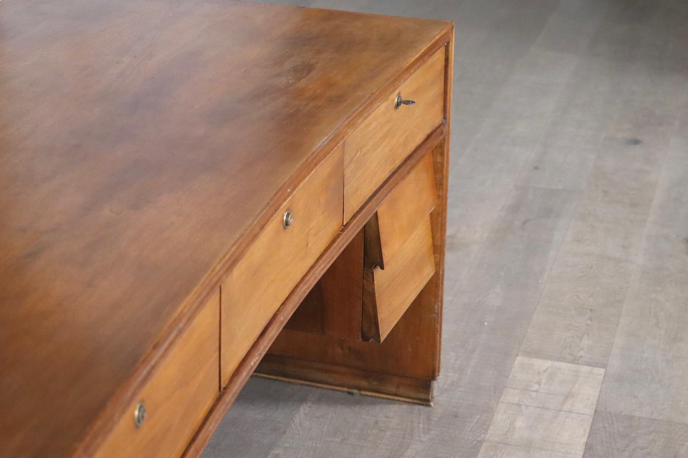 Gebogener Schreibtisch in Nussbaum, Italien 1940er Jahre (Messing) im Angebot