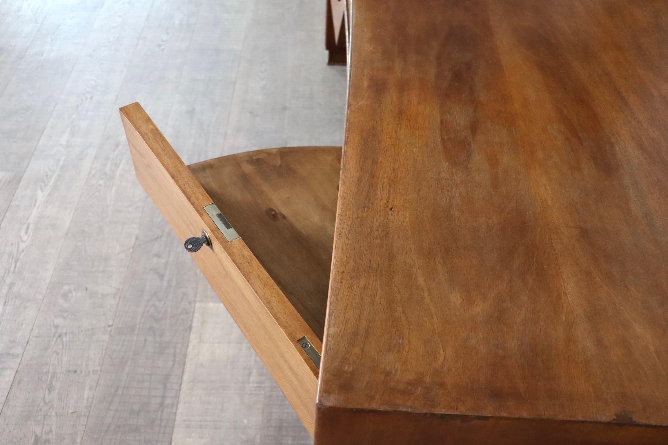 Gebogener Schreibtisch in Nussbaum, Italien 1940er Jahre im Angebot 2
