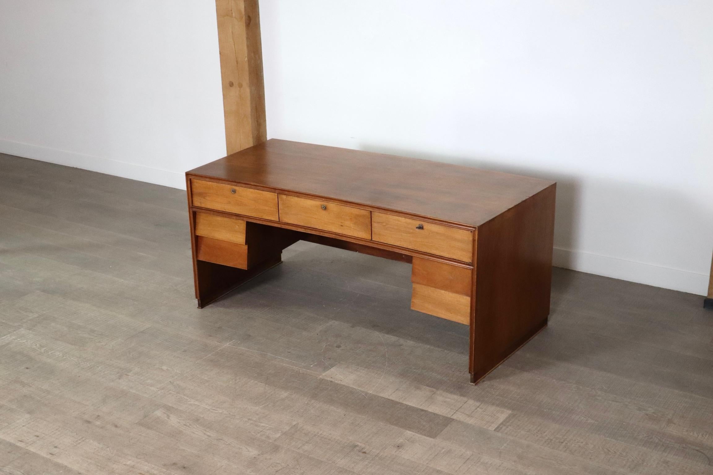 Gebogener Schreibtisch in Nussbaum, Italien 1940er Jahre im Angebot 3
