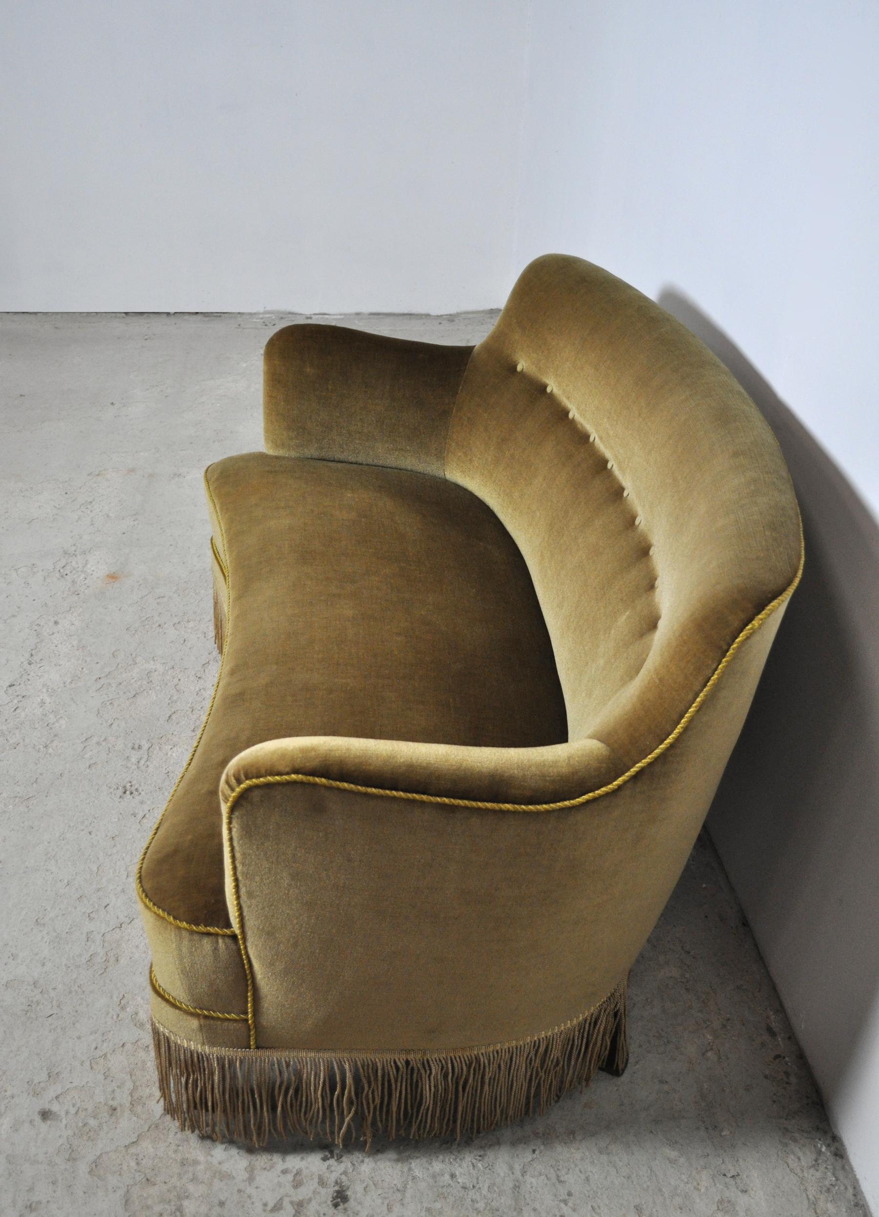 Curved Early 20th Century Sofa with Original Upholstery in Green and Yellow Tone In Good Condition In Vordingborg, DK
