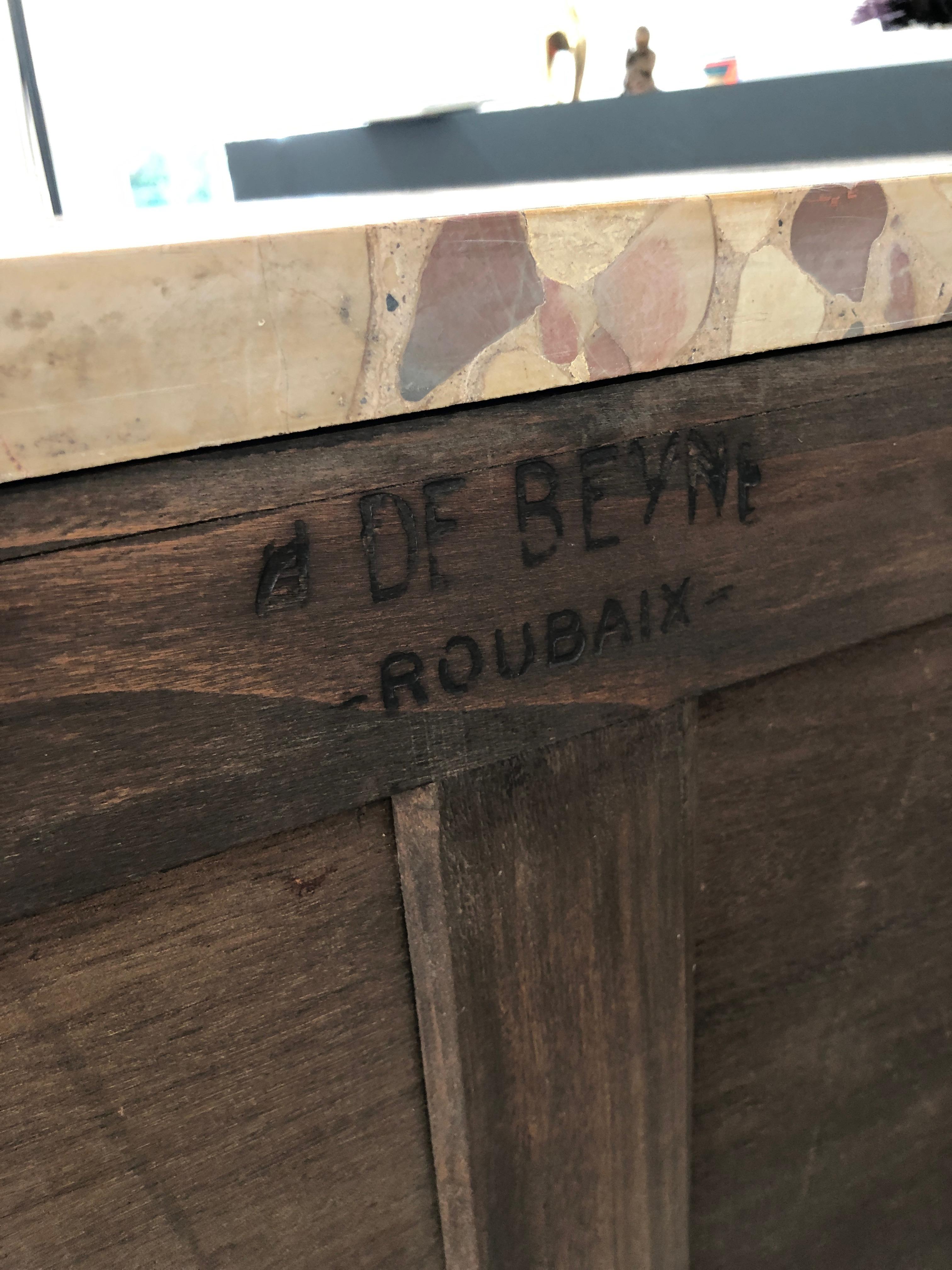 Curved Ebonized Chest of Drawers with Bronze Elements Stamped De Beyne Roubaix en venta 3