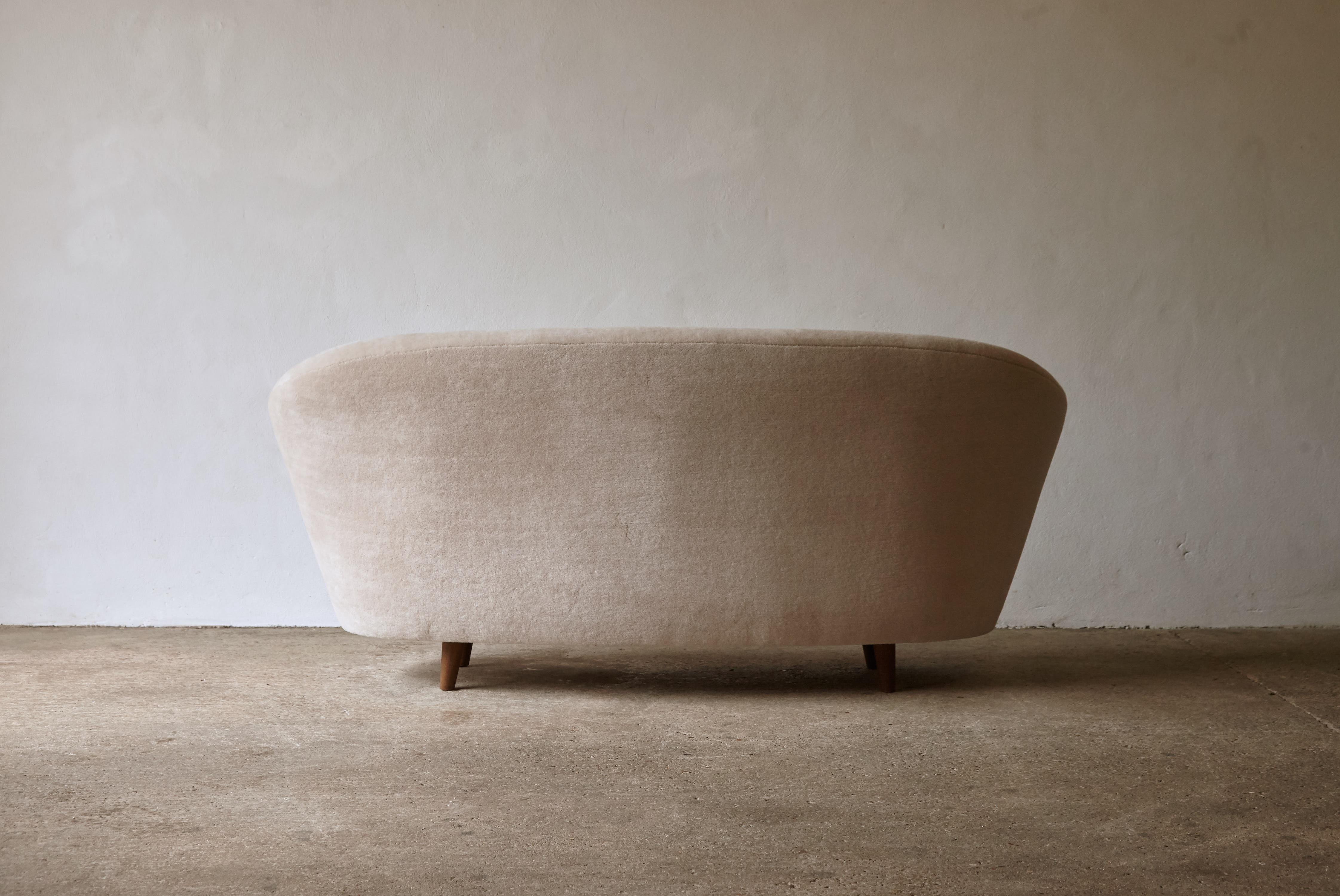 Curved Egg Shape Sofa, in the Style of Ico Parisi, Italy, 1950s / 60s For Sale 1