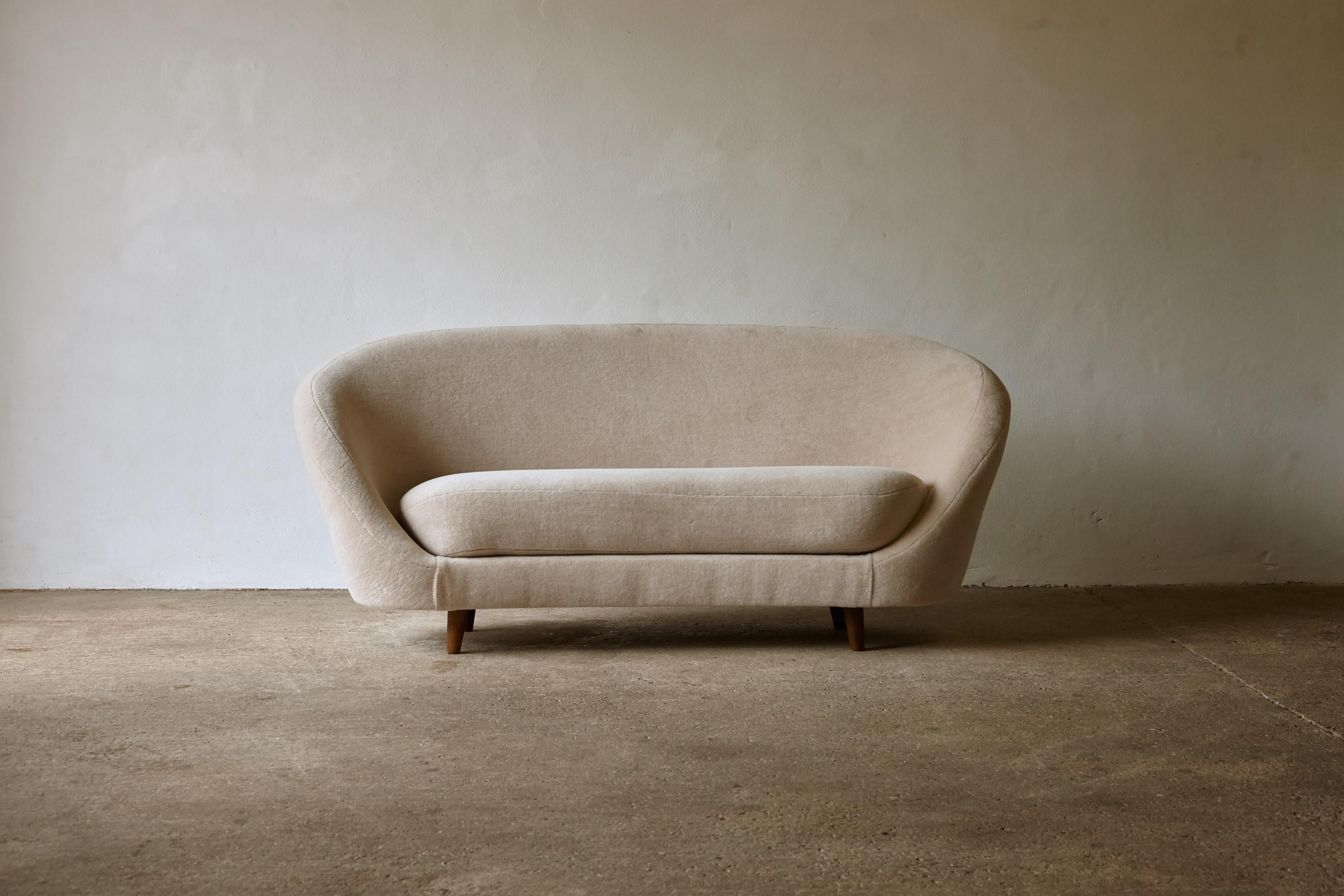 Ein großartiges und ungewöhnliches italienisches eiförmiges Sofa aus den 1950er/1960er Jahren, im Stil von Ico Parisi. Das Sofa wurde mit einem elfenbeinfarbenen, reinen Alpakastoff neu bezogen und hat eine geschwungene, schmale, organische Form.