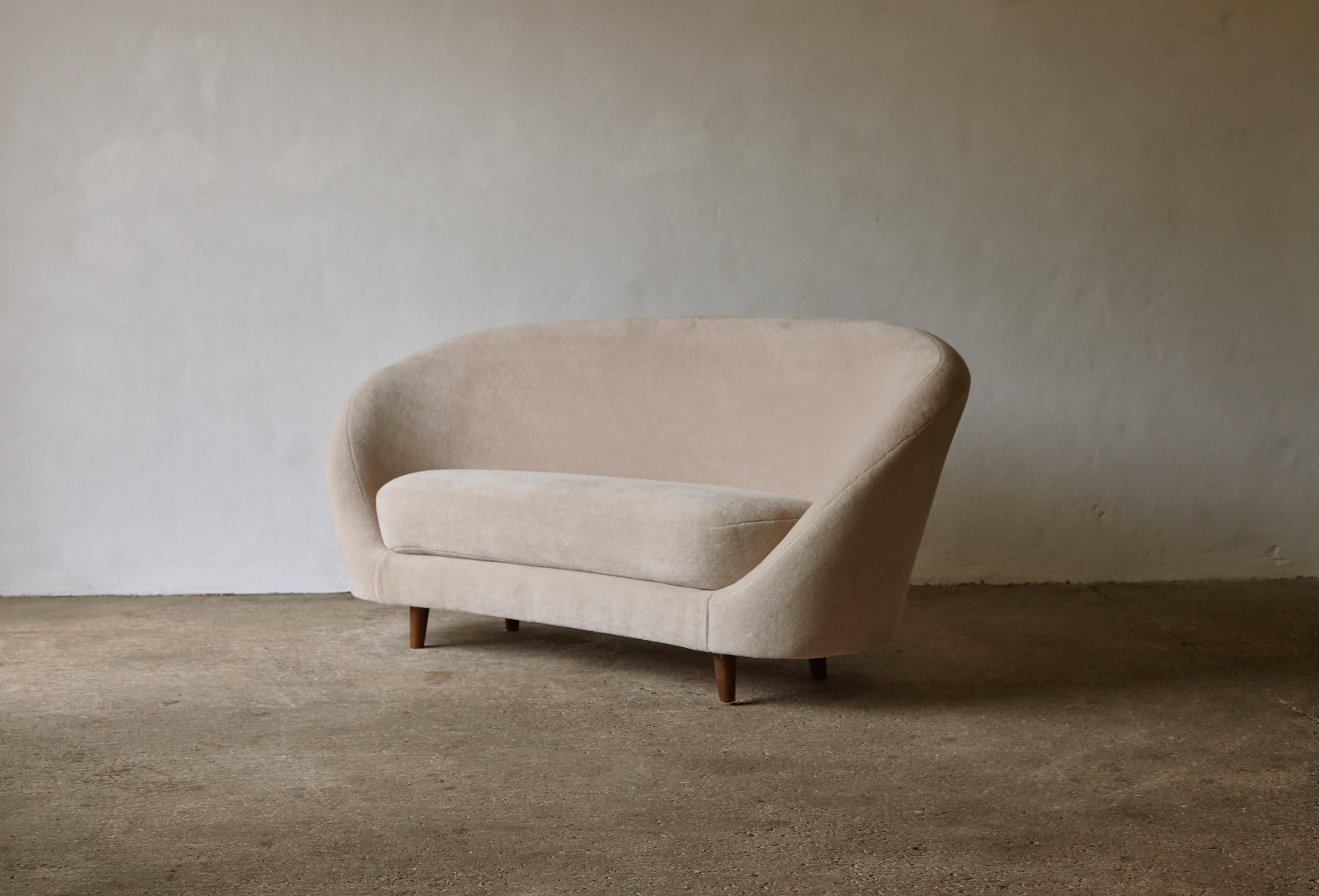 Gebogenes Sofa in Eiform, im Stil von Ico Parisi, Italien, 1950er / 60er Jahre (20. Jahrhundert) im Angebot