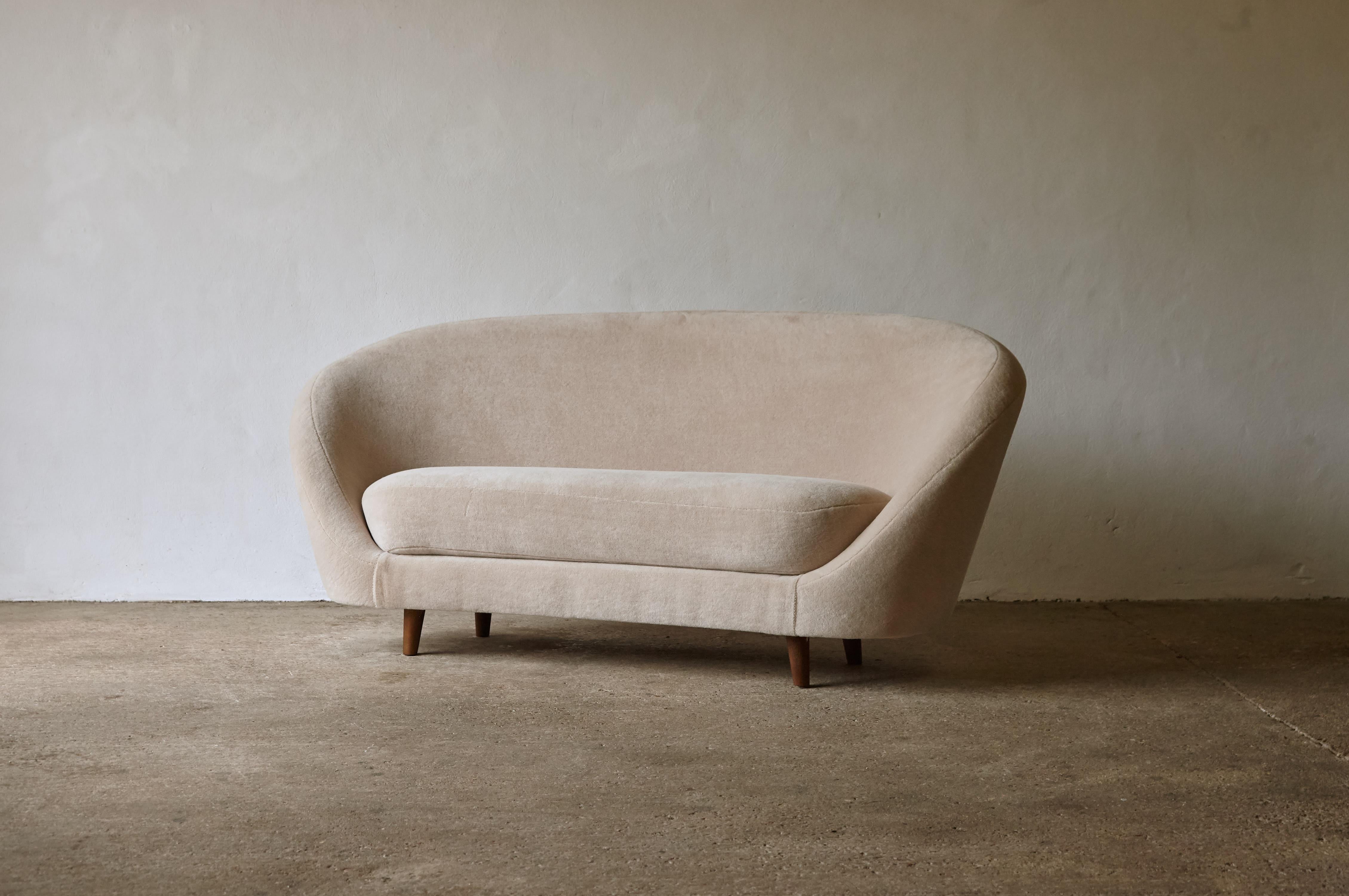 Gebogenes Sofa in Eiform, im Stil von Ico Parisi, Italien, 1950er / 60er Jahre (Stoff) im Angebot