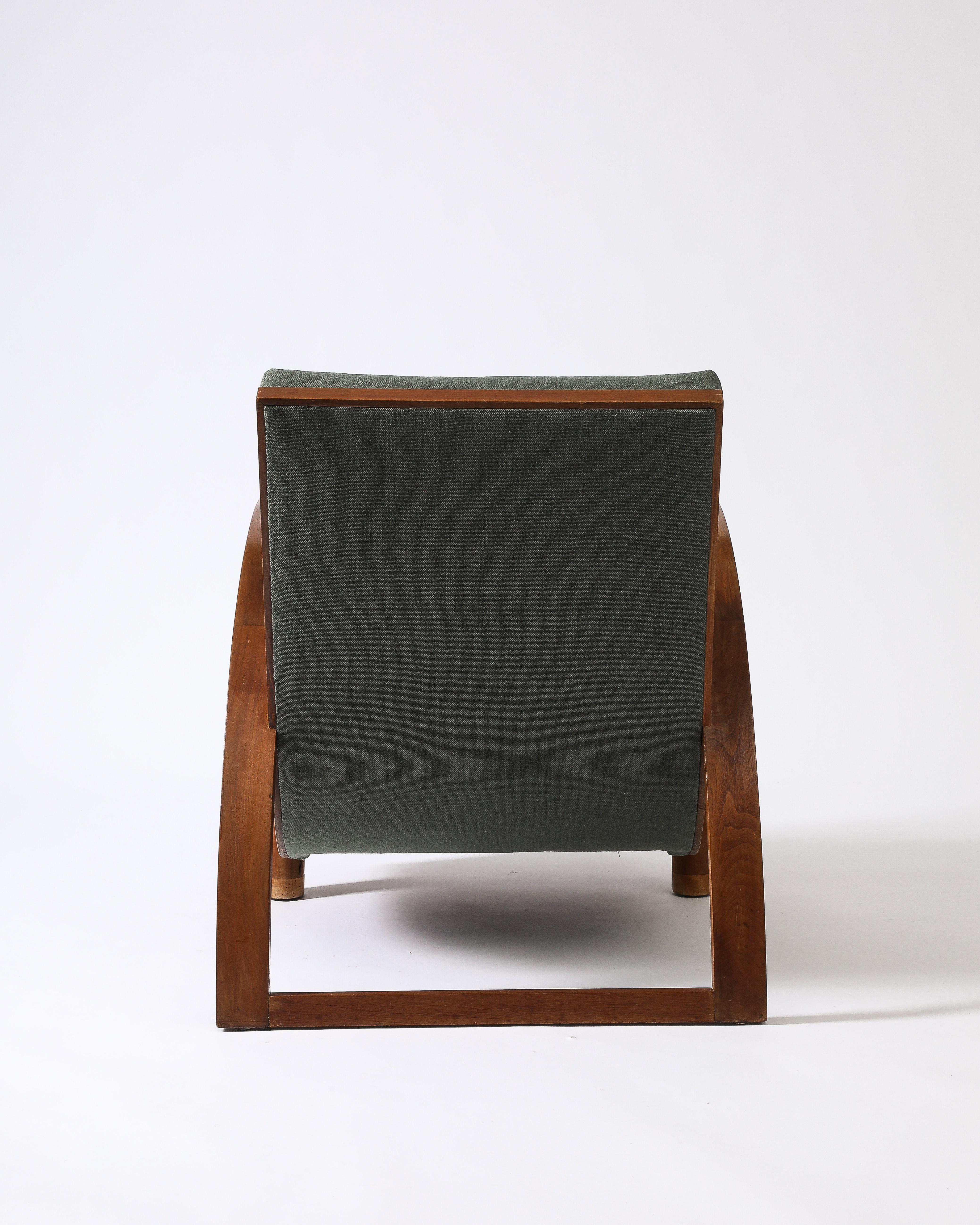 Sillón curvo de olmo con tapicería nueva, Francia, c. 1940 en venta 4