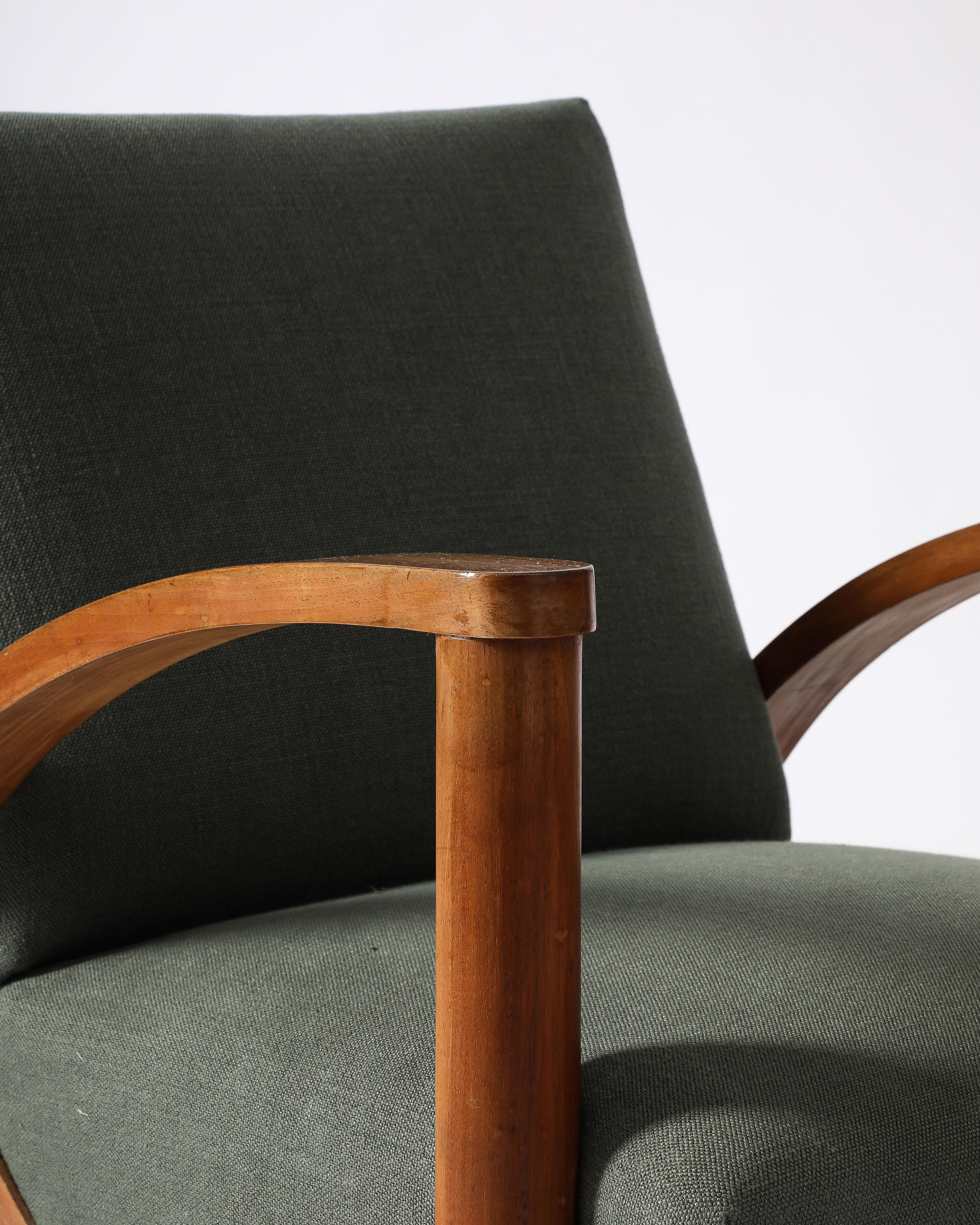 Sillón curvo de olmo con tapicería nueva, Francia, c. 1940 en venta 5