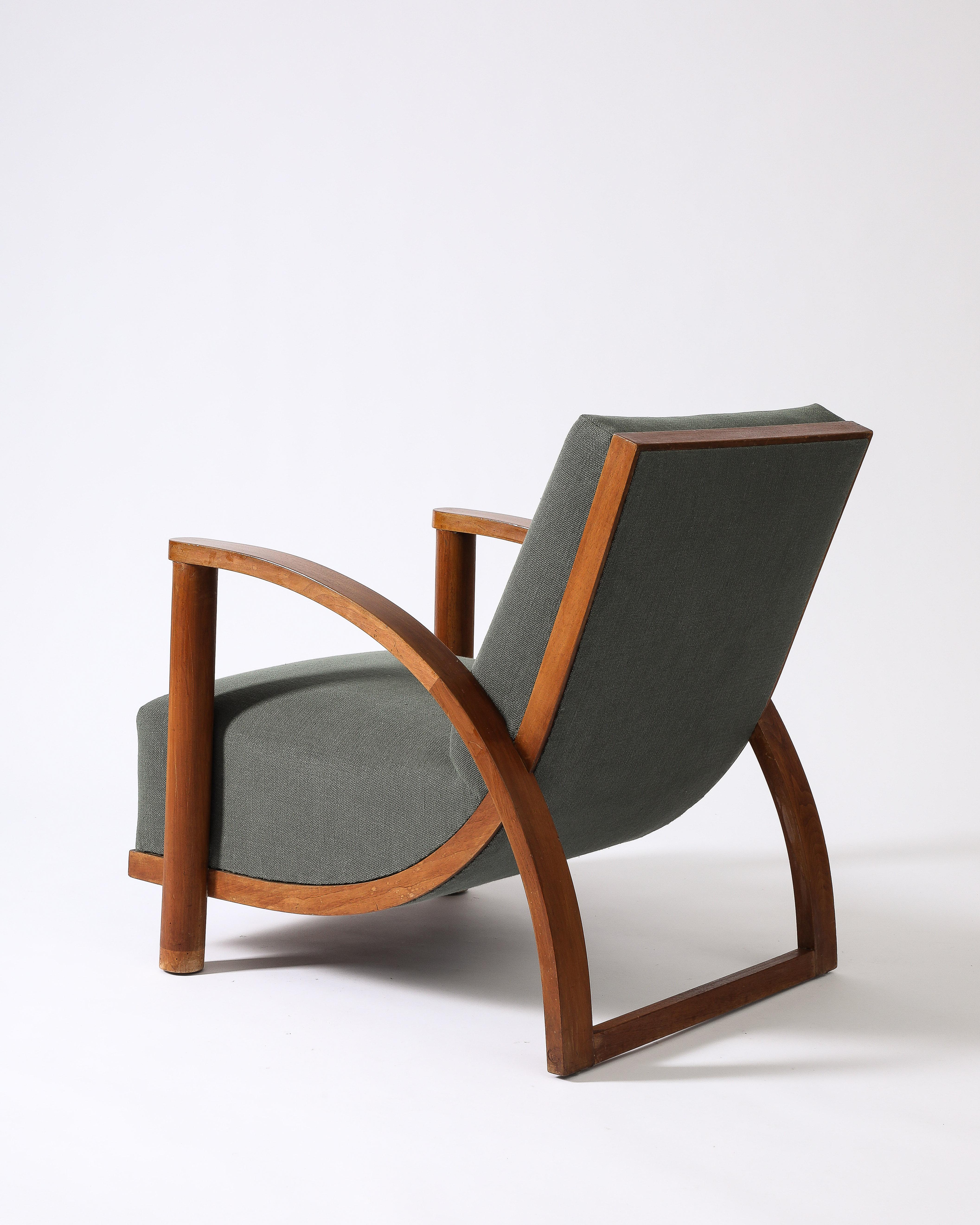 Sillón curvo de olmo con tapicería nueva, Francia, c. 1940 Moderno en venta