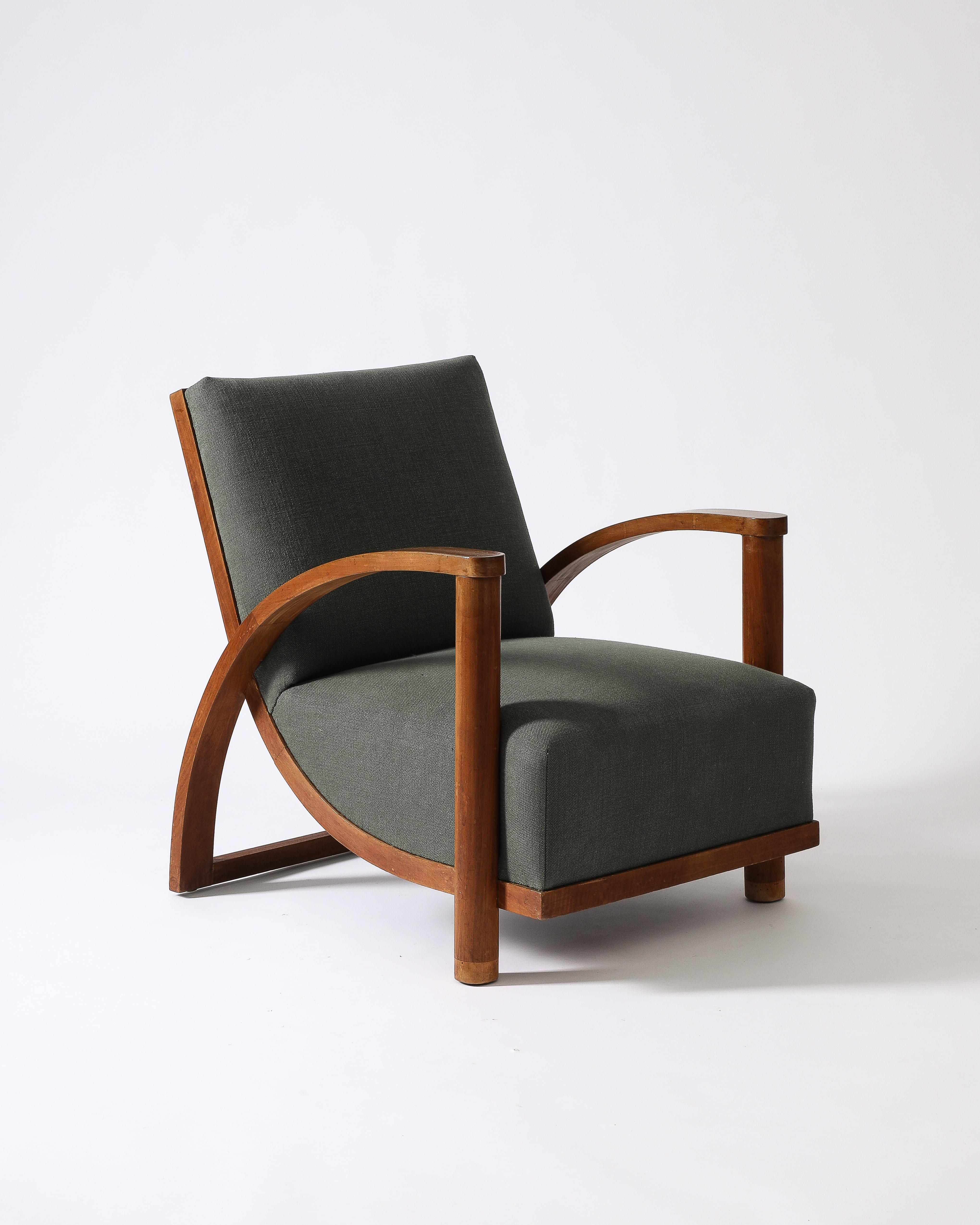 Sillón curvo de olmo con tapicería nueva, Francia, c. 1940 en Excelente estado para la venta en New York City, NY