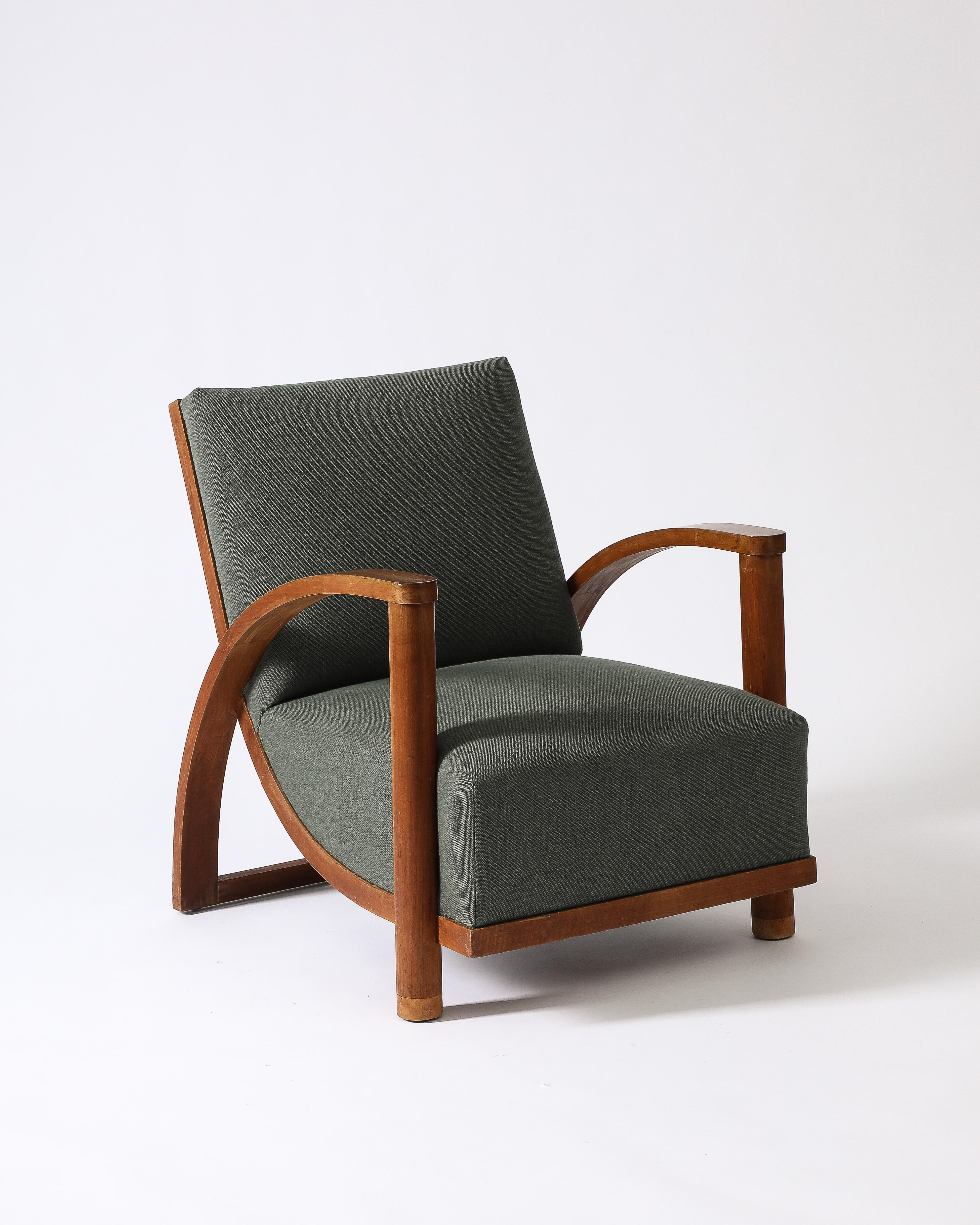Sillón curvo de olmo con tapicería nueva, Francia, c. 1940 mediados del siglo XX en venta