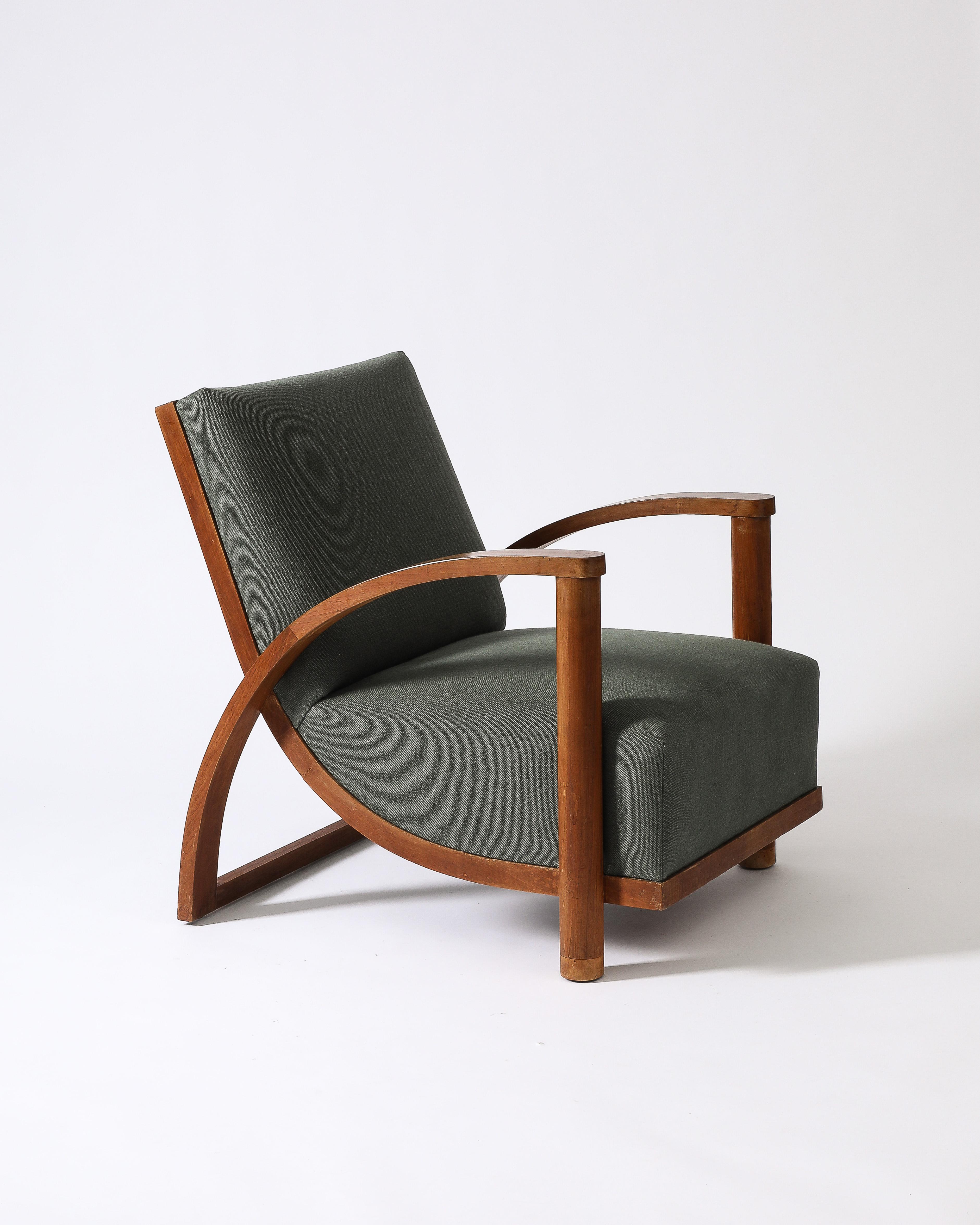 Sillón curvo de olmo con tapicería nueva, Francia, c. 1940 Tela en venta