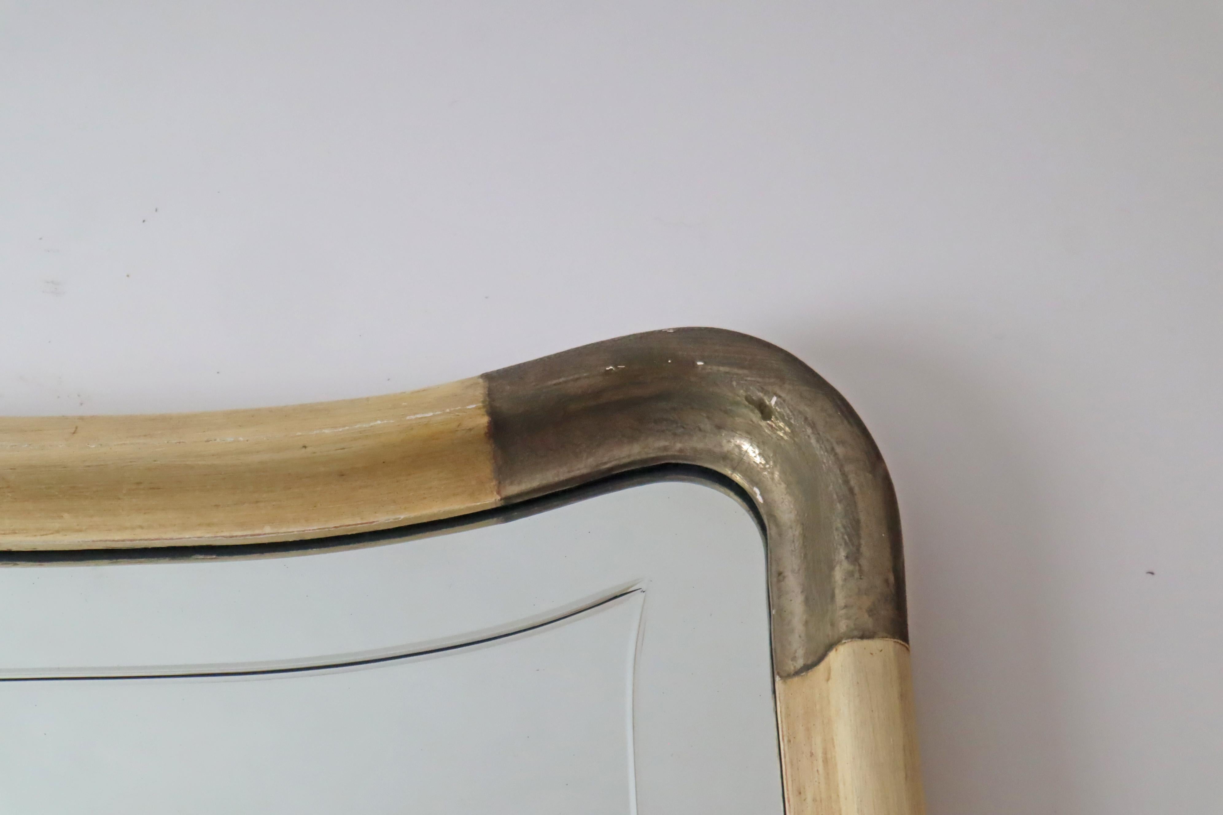 Espejo de Pared Curvo Grabado en Oro Blanco Art Deco Moderno, Italia 1950 Hecho a mano en venta
