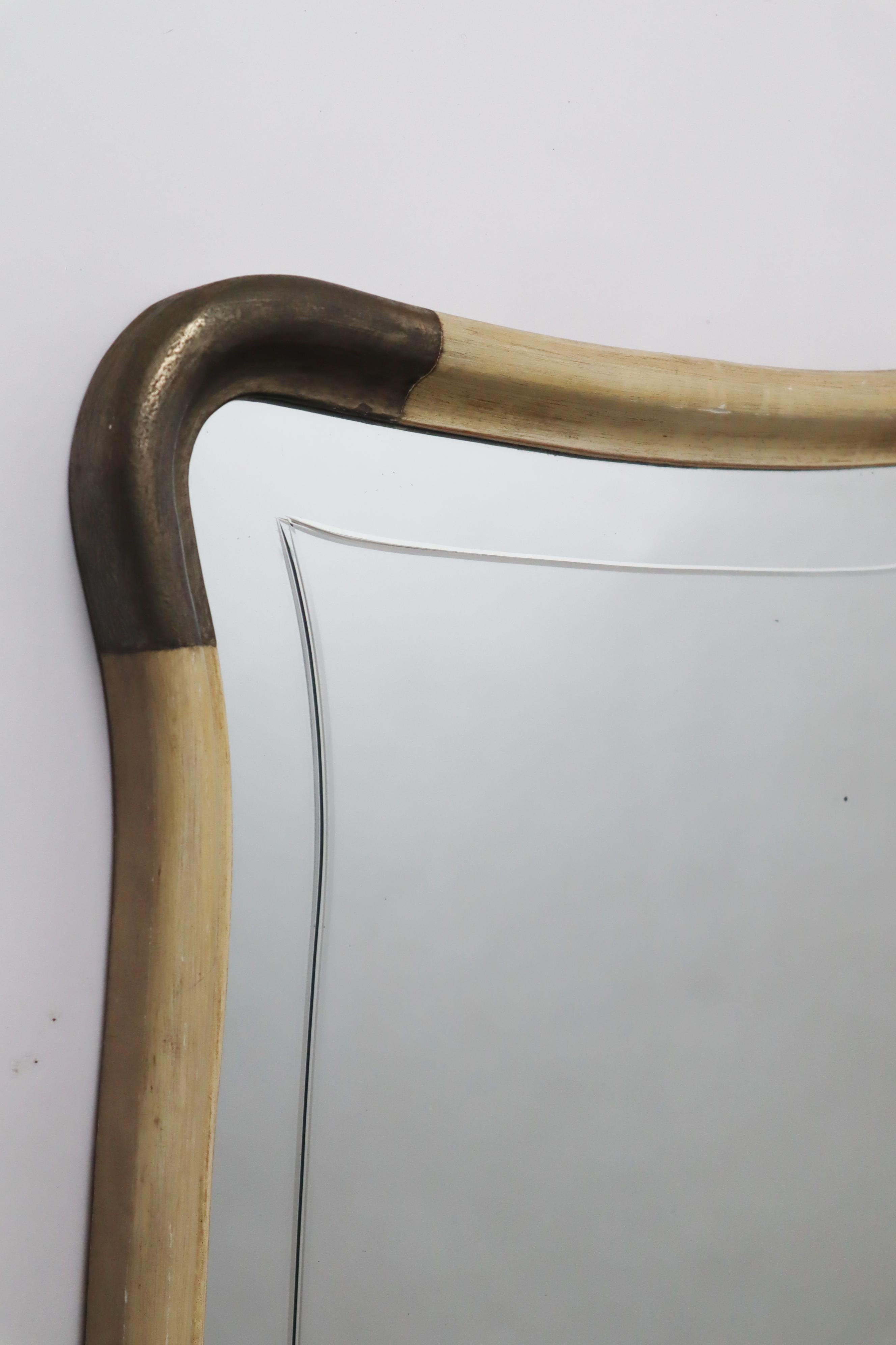 Espejo de Pared Curvo Grabado en Oro Blanco Art Deco Moderno, Italia 1950 mediados del siglo XX en venta