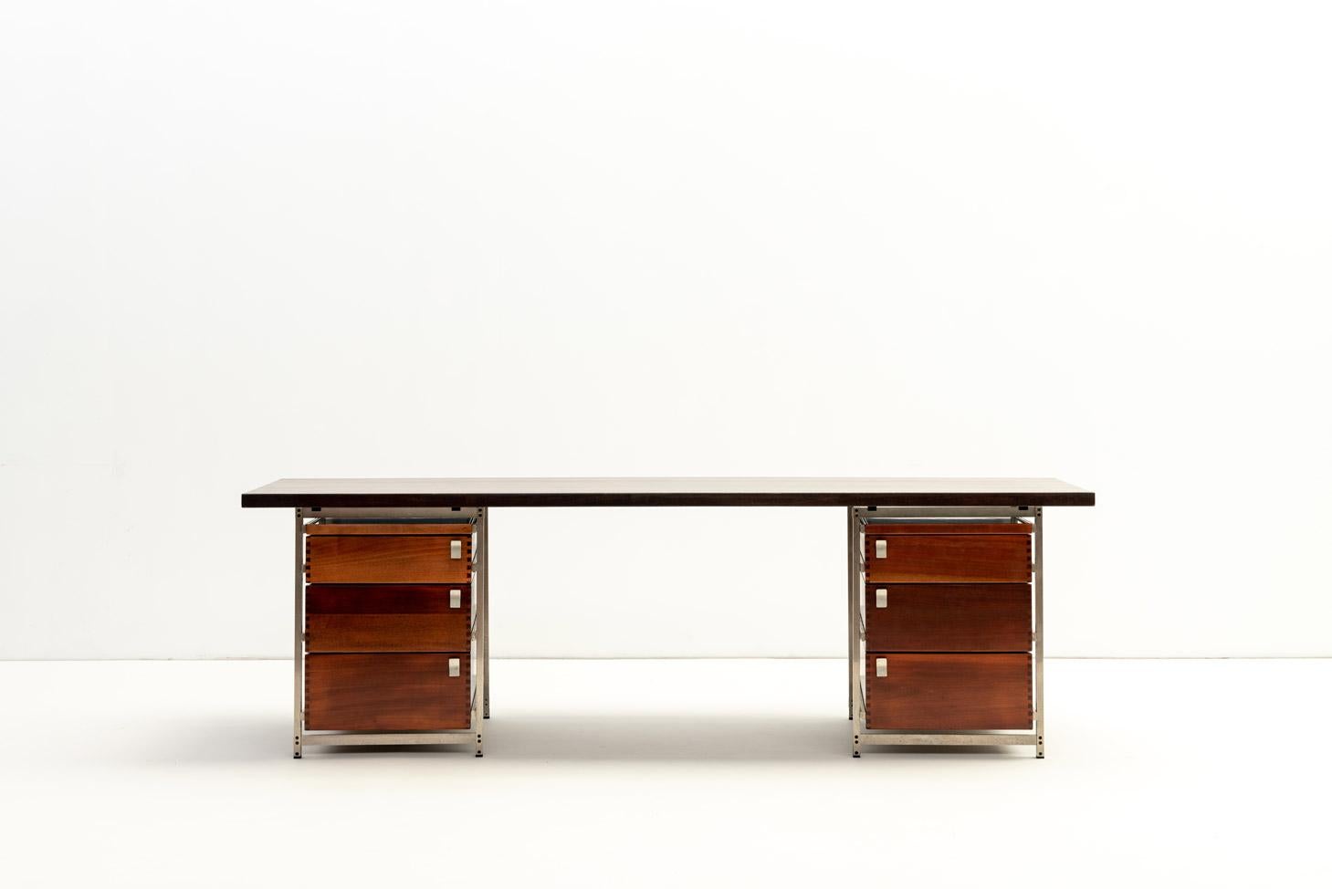 Diseñado por el pionero belga del diseño moderno Jules Wabbes (1919 - 1974) y fabricado por Le Mobilier Universel a finales de los años 50, este escritorio encarna el encanto estructurado. Su robusta estructura de acero cromado armoniza con el