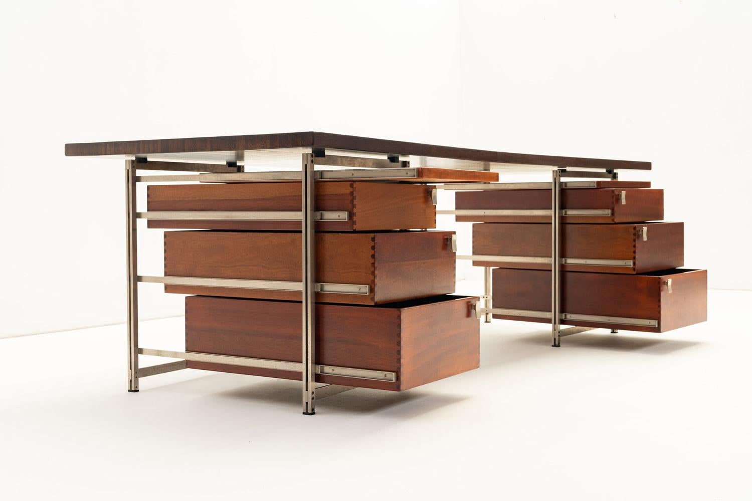 Escritorio ejecutivo curvo de Jules Wabbes, Bélgica Años 50 Madera en venta