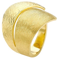 CURVED FORMS RING Yellow gold with silk and textured engraving by Liv Luttrell