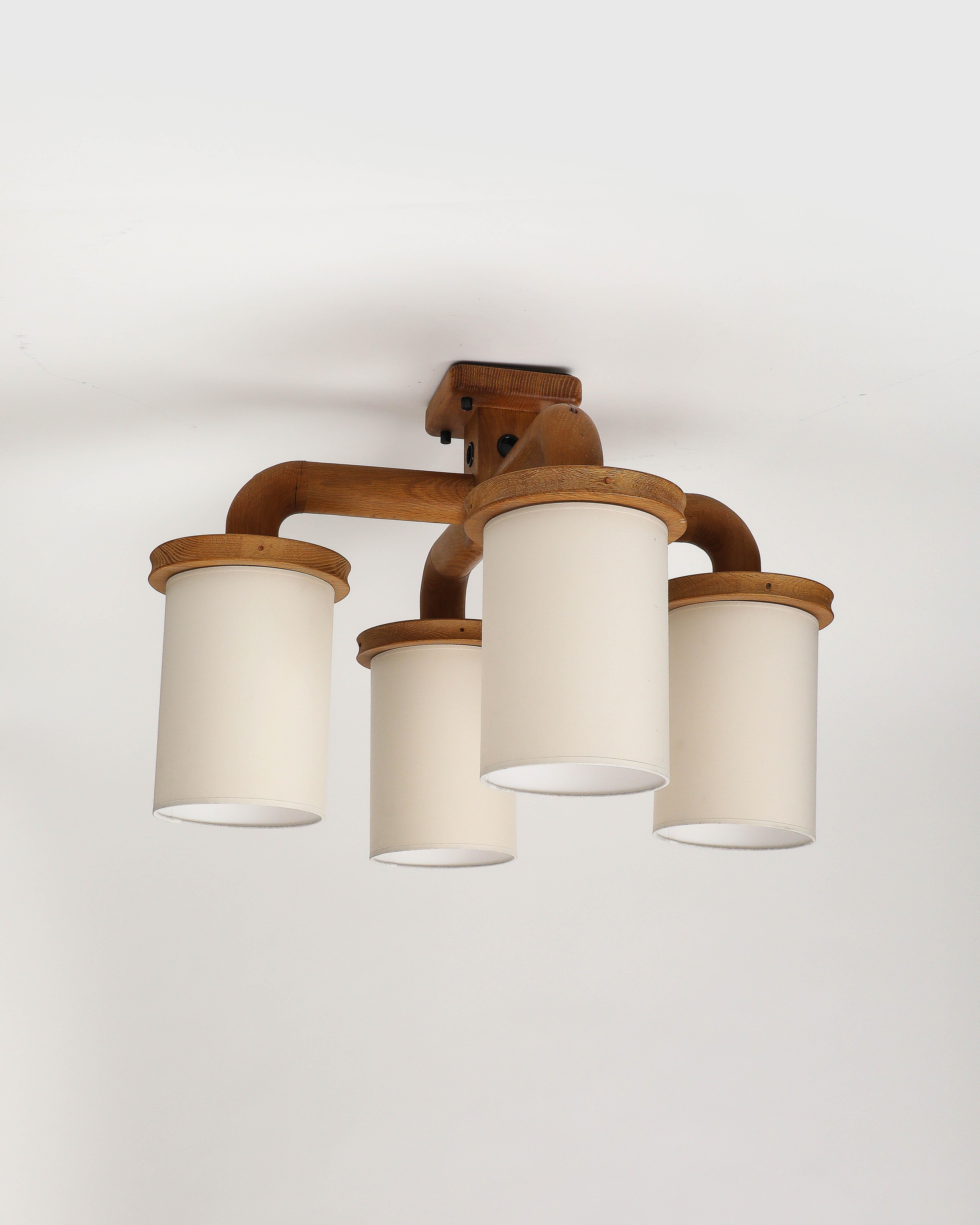 Lampadario curvo a quattro bracci in legno di Guillerme et Chambron, Francia, 1960 ca. In condizioni buone in vendita a New York City, NY