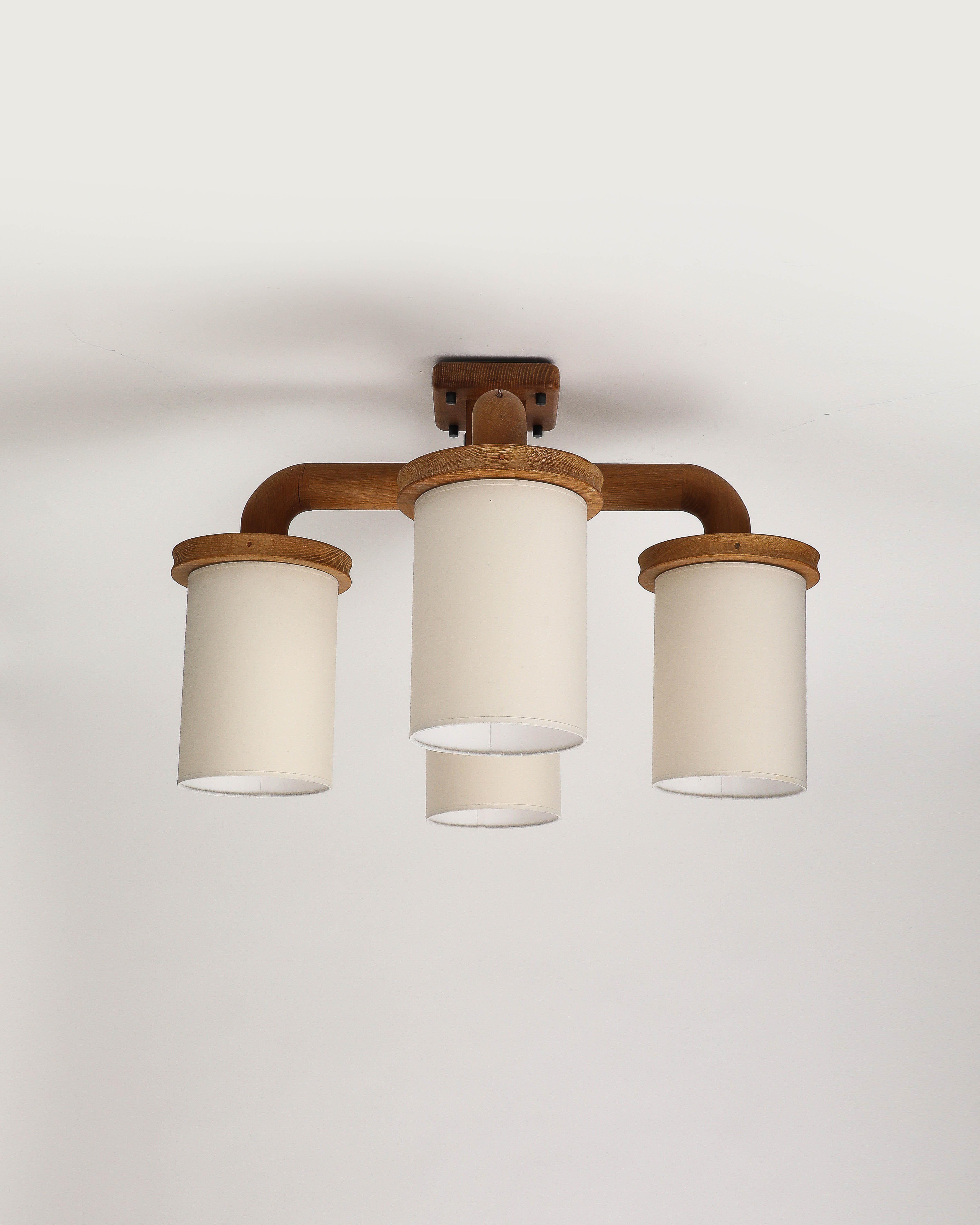 Metà XX secolo Lampadario curvo a quattro bracci in legno di Guillerme et Chambron, Francia, 1960 ca. in vendita