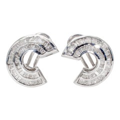 Clips d'oreilles courbés français avec diamants baguettes.  D2.75ct.t.w.